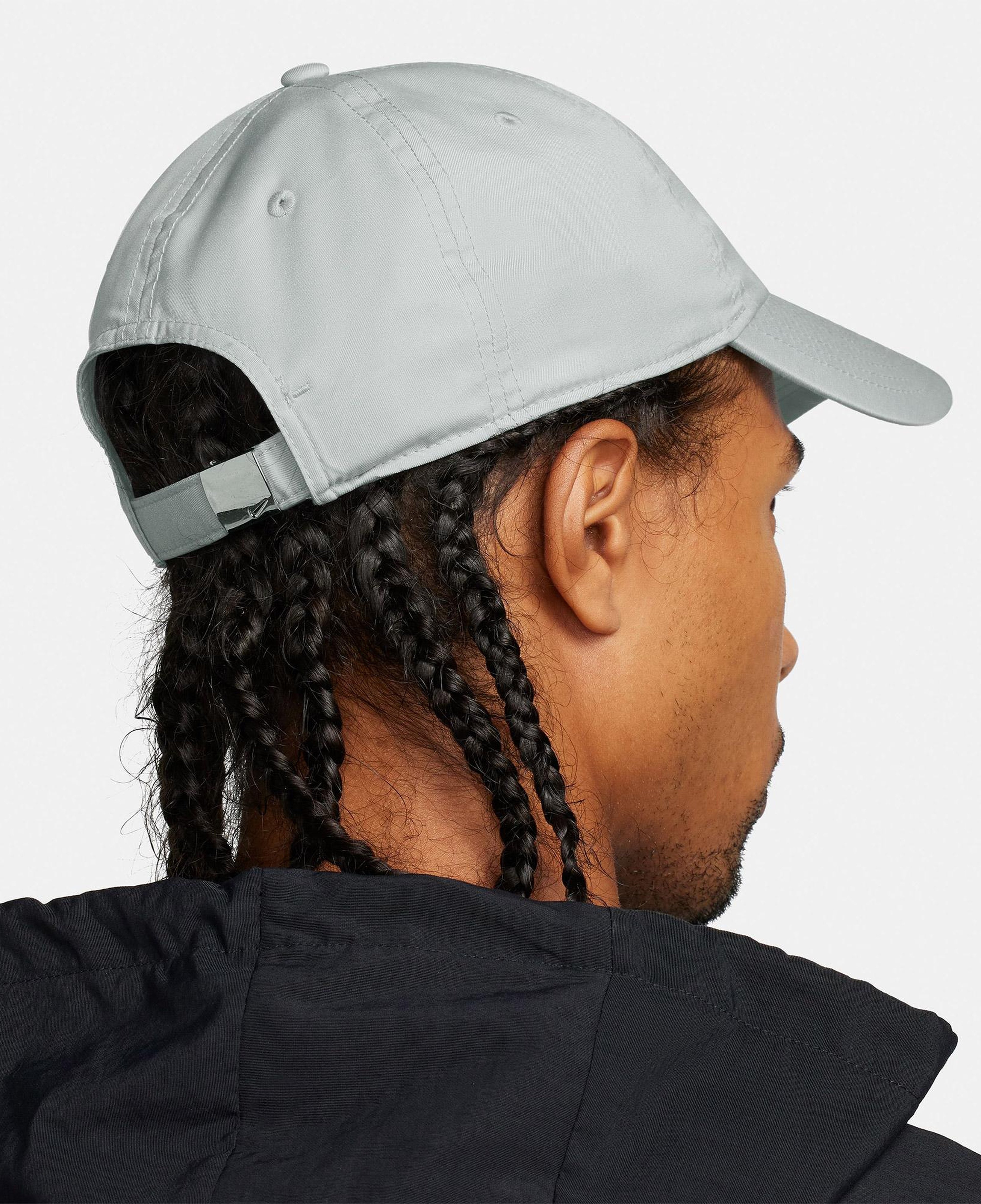 Nike Dri-FIT Club Yumuşak Metal Swoosh Unisex Gri Şapka