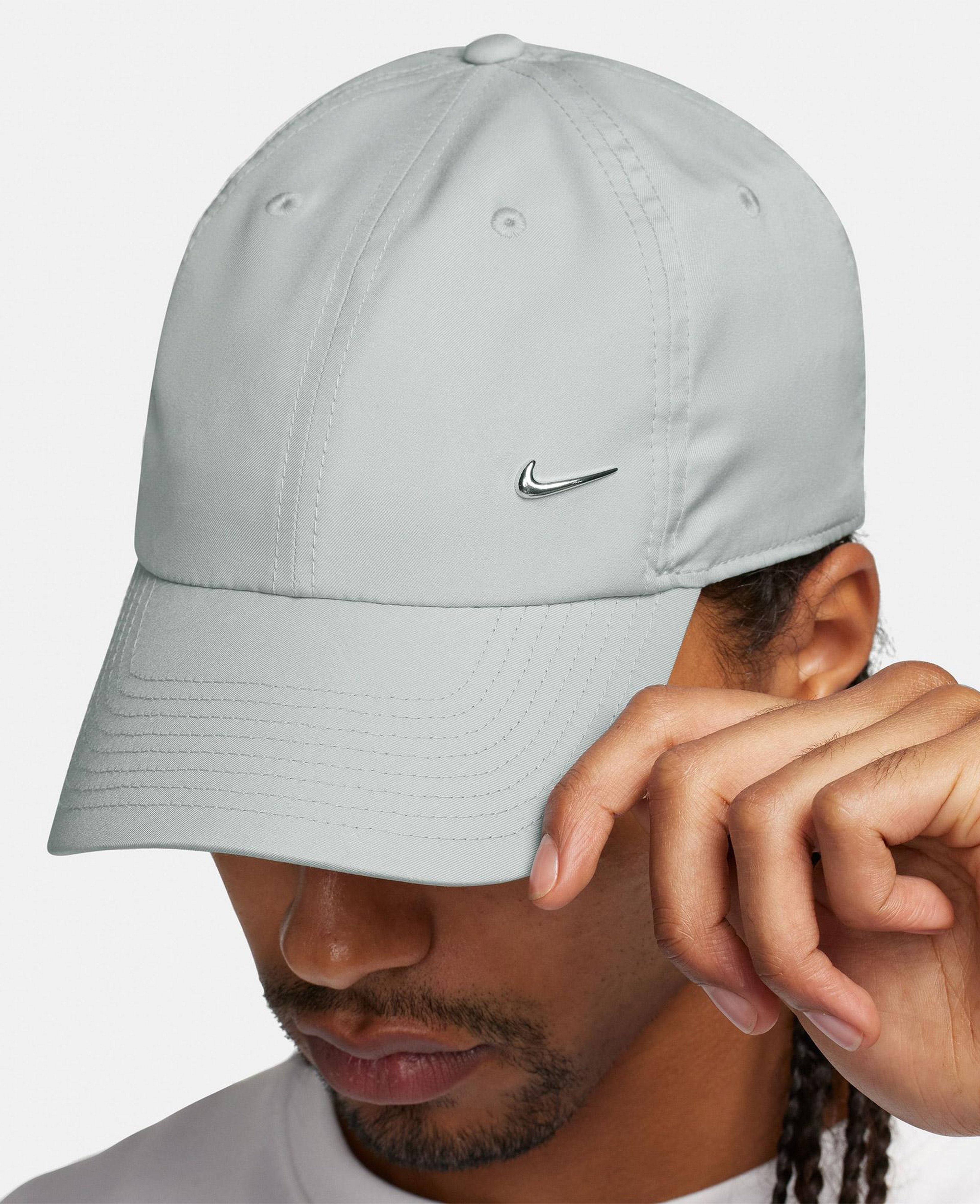 Nike Dri-FIT Club Yumuşak Metal Swoosh Unisex Gri Şapka