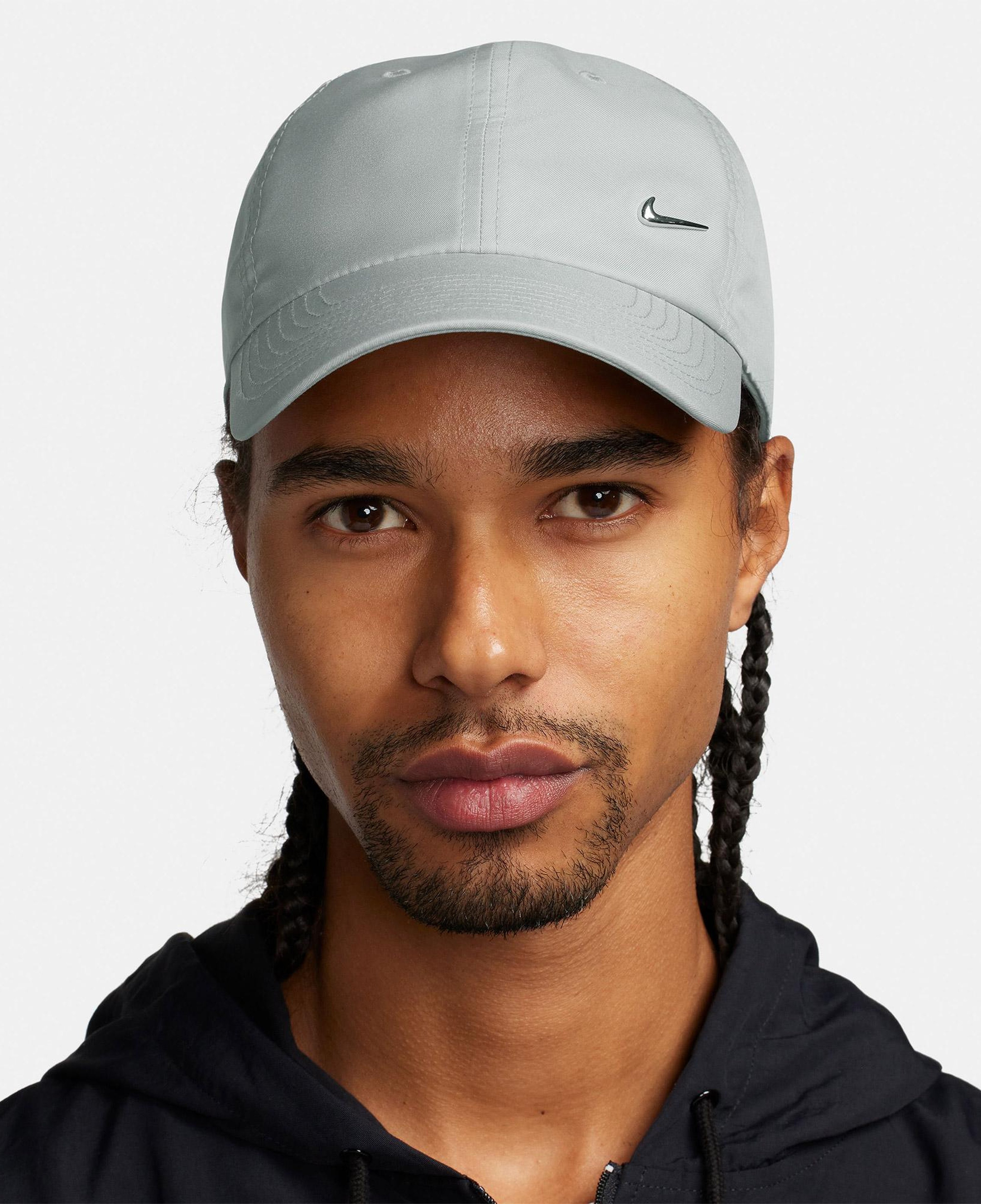 Nike Dri-FIT Club Yumuşak Metal Swoosh Unisex Gri Şapka