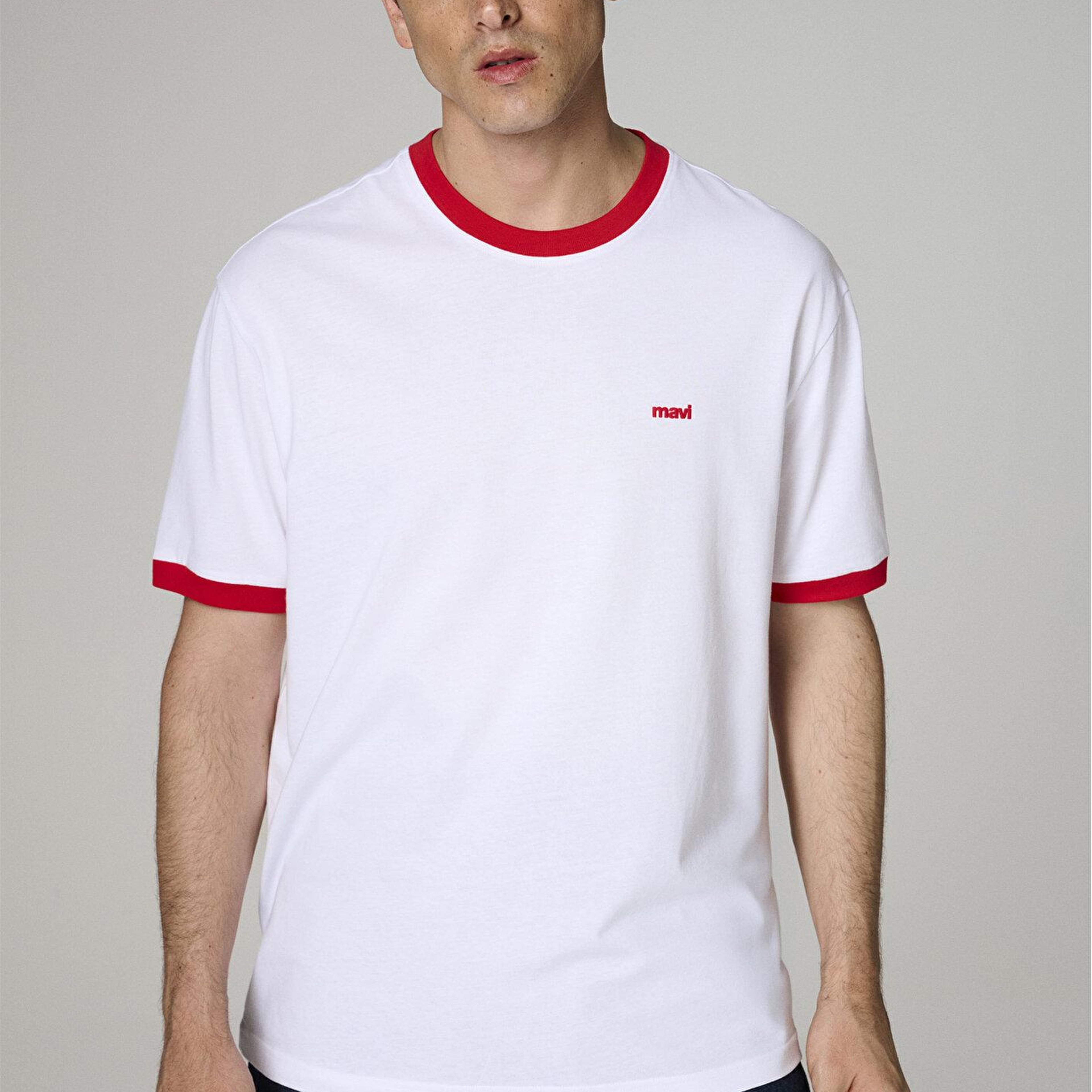 Mavi Team Mavi Futbol Koleksiyonu Mavi Logo Baskılı Biye Detaylı Beyaz Tişört Loose Fit / Bol Rahat Kesim 0620246-620