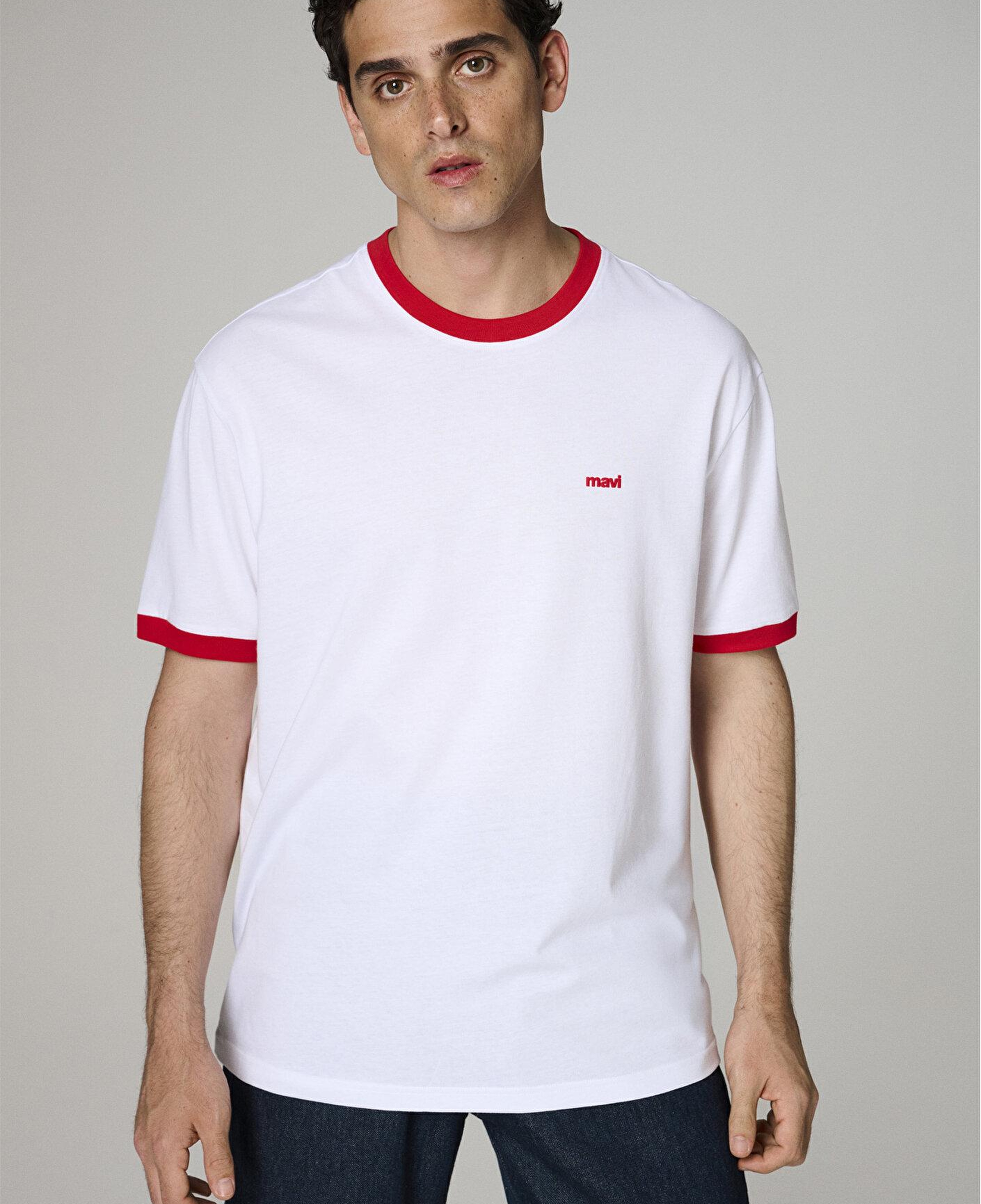 Mavi Team Mavi Futbol Koleksiyonu Mavi Logo Baskılı Biye Detaylı Beyaz Tişört Loose Fit / Bol Rahat Kesim 0620246-620