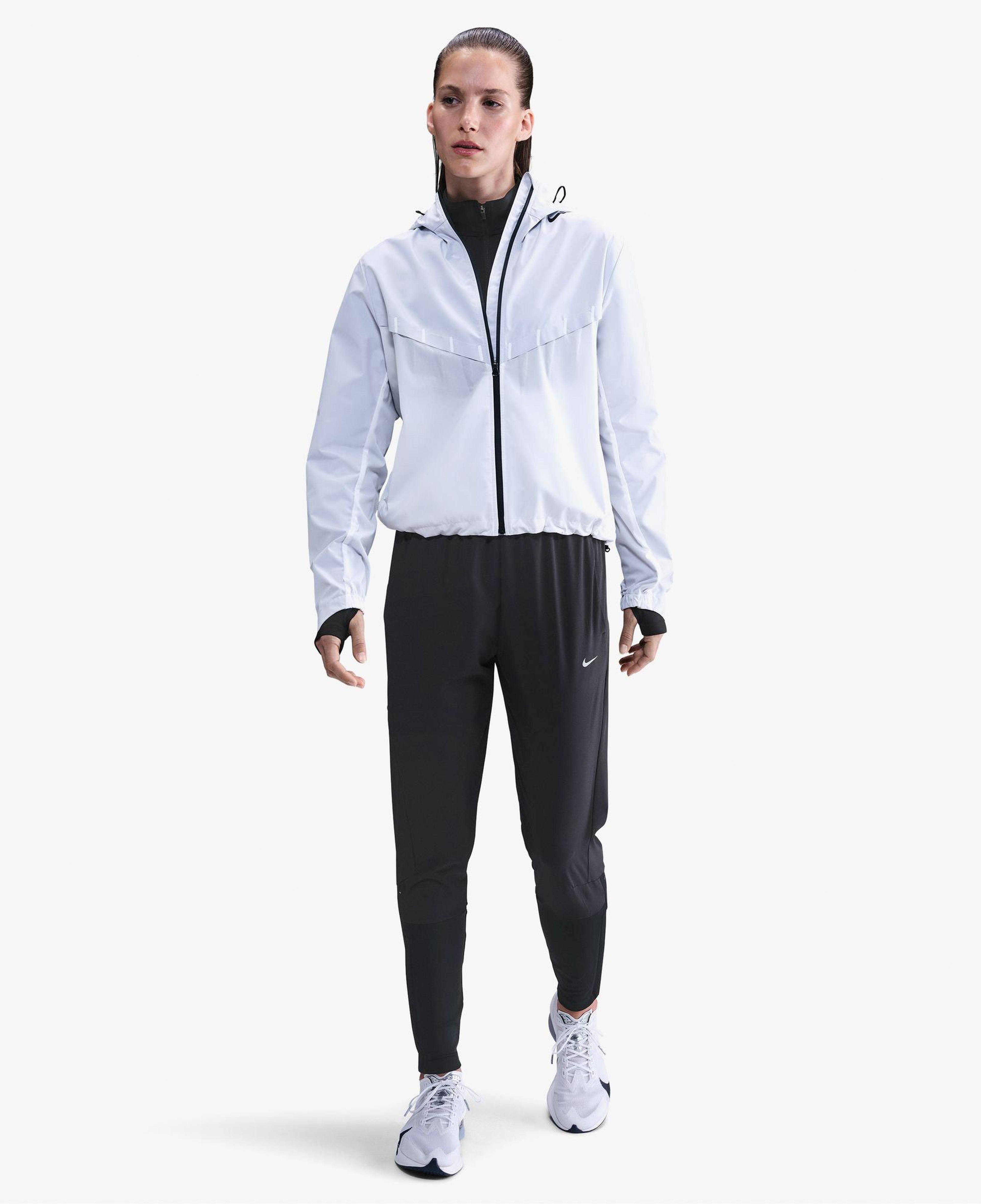 Nike Swift Dri-Fit Mid-Rise Kadın Siyah Eşofman Altı