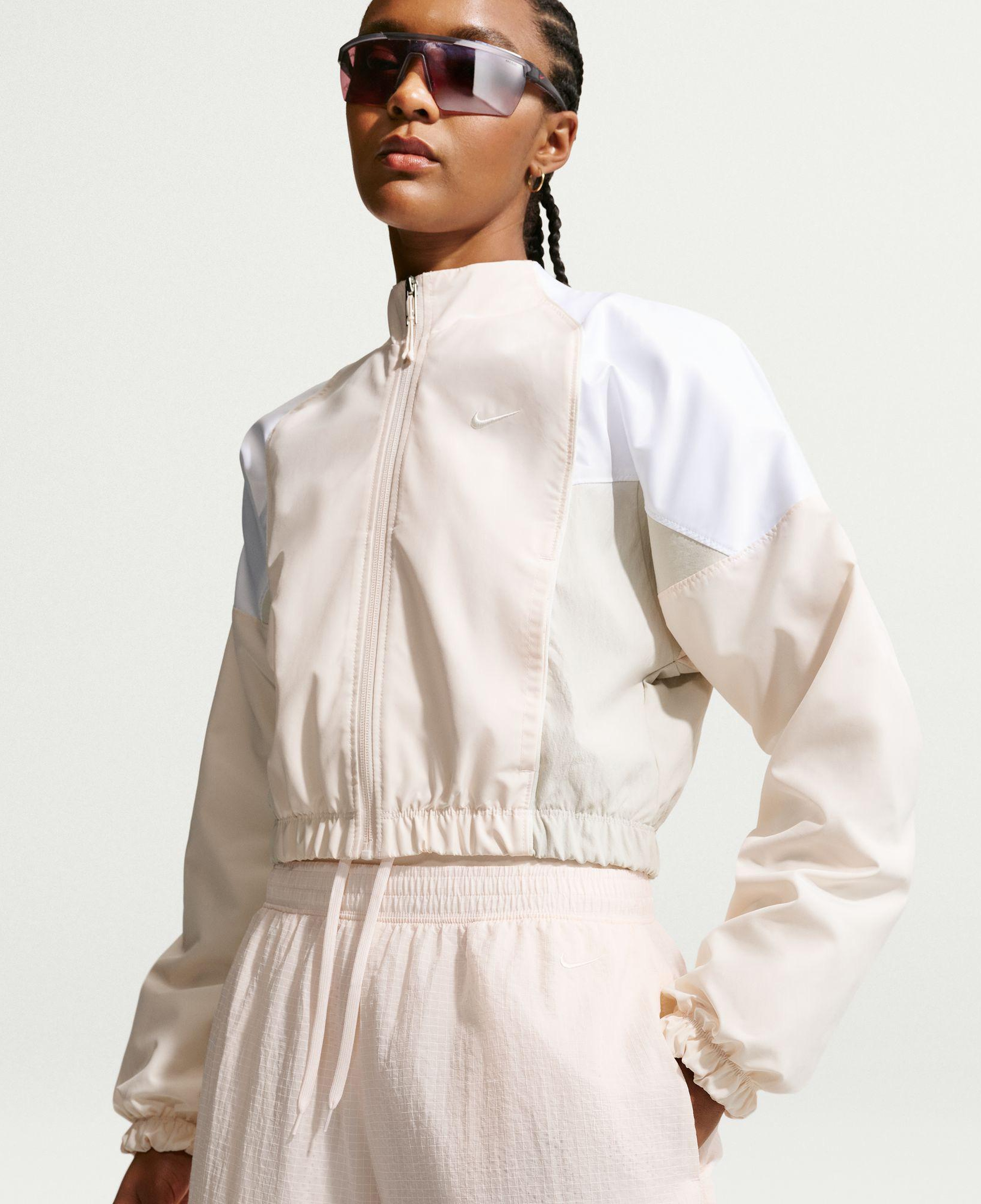 Nike Sportswear Loose High-Waisted Lightweight Ripstop Kadın Krem Rengi Şort