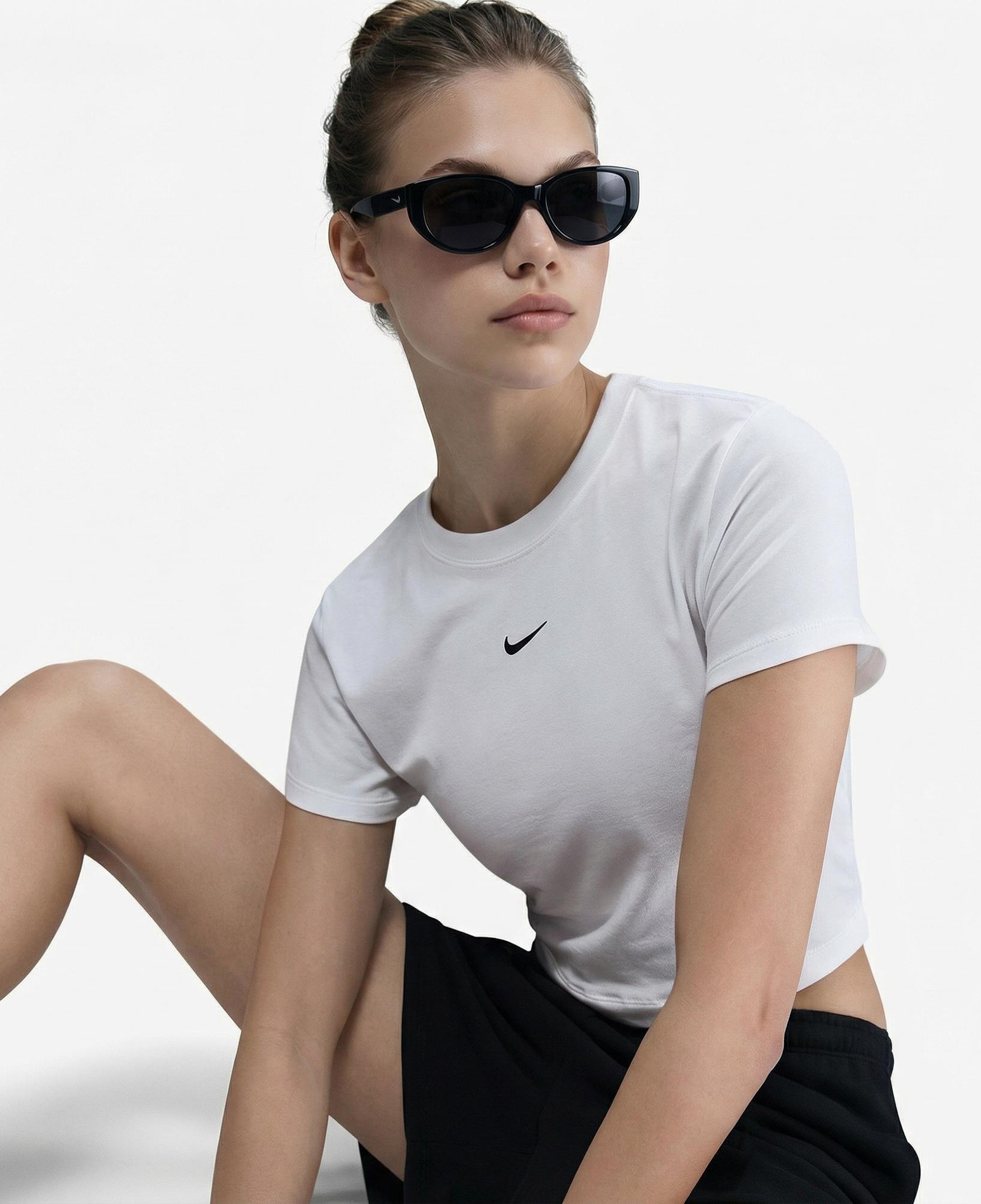 Nike Sportswear Chill Knit Kadın Beyaz Crop T-Shirt