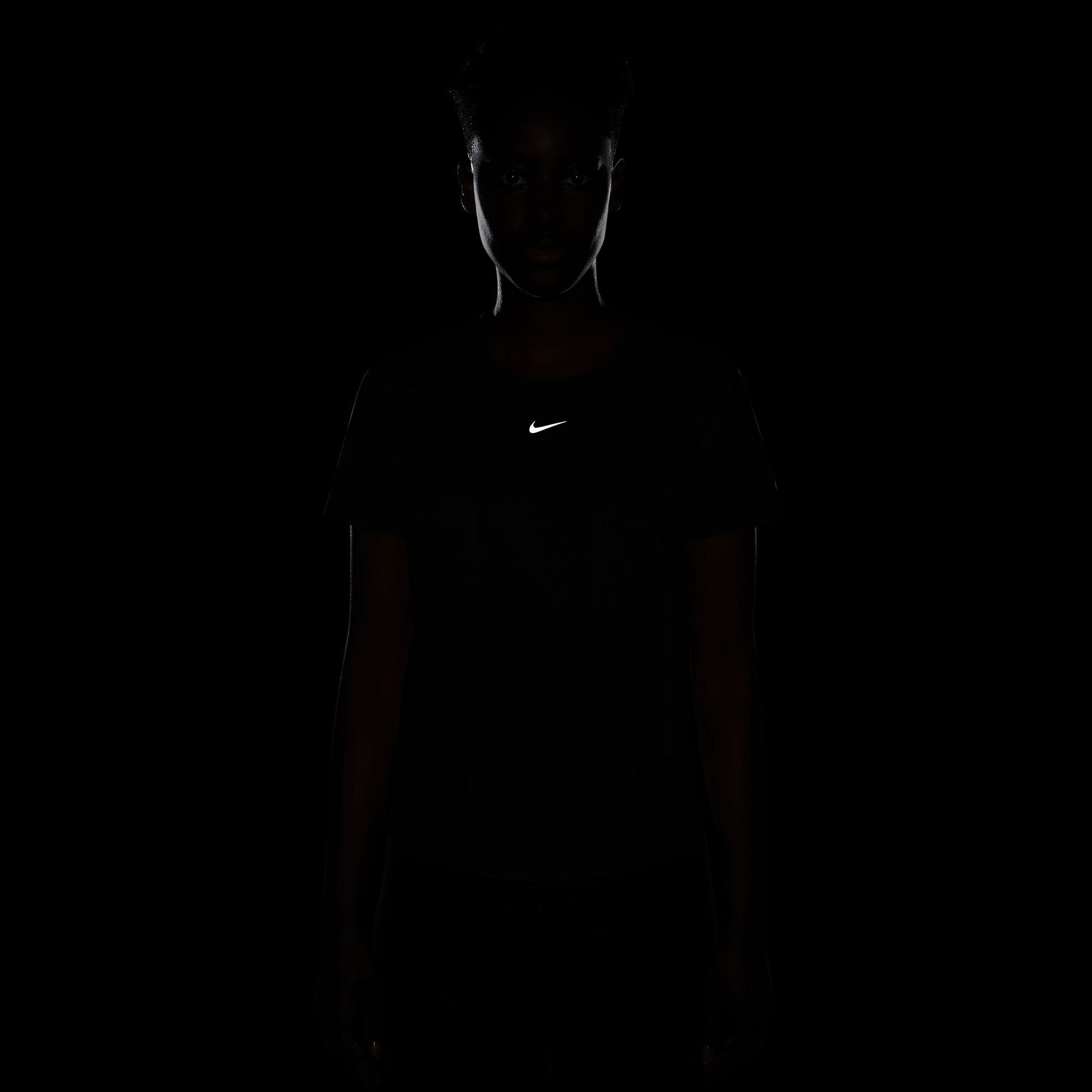 Nike One Classic Dri-Fit Kadın Siyah T-Shirt