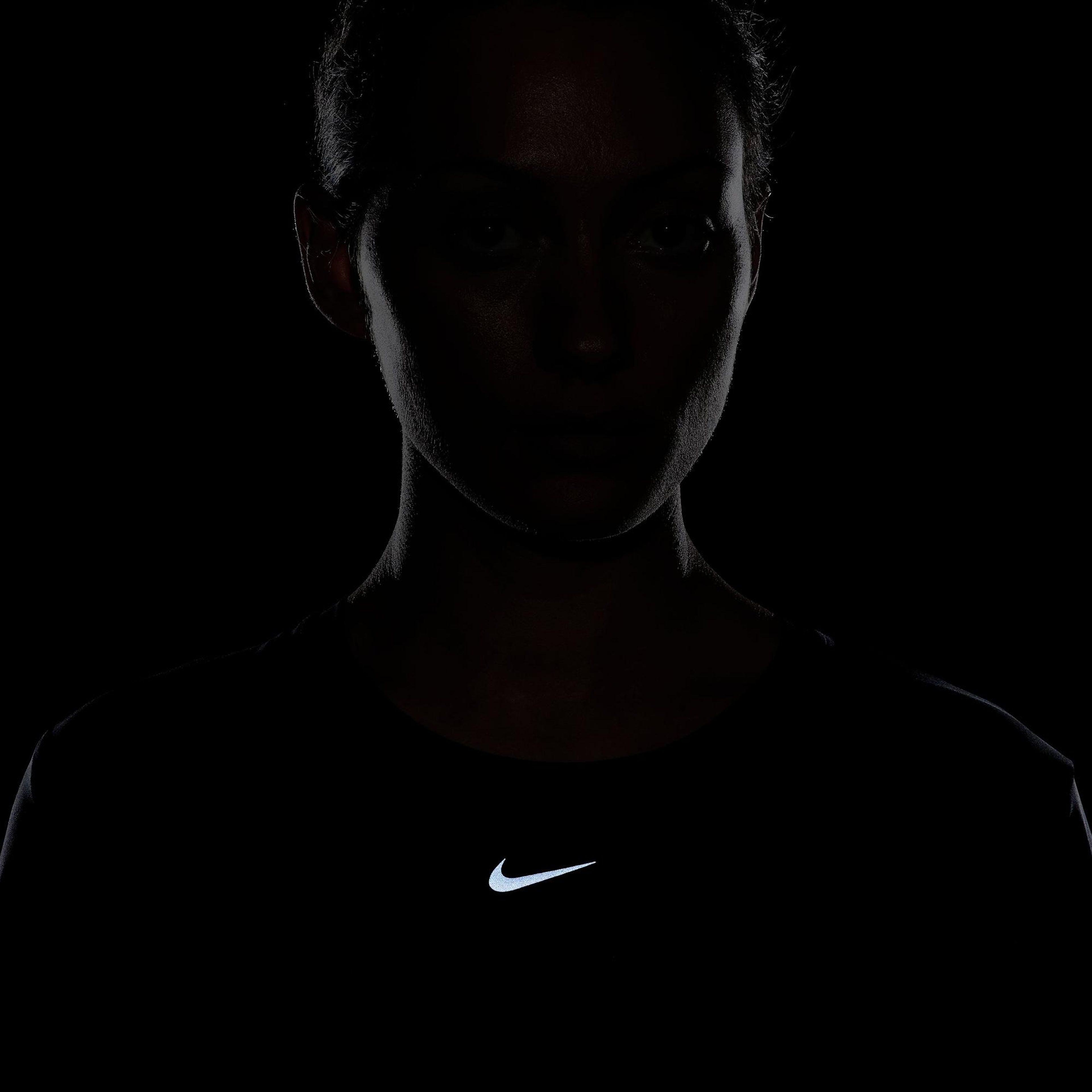 Nike One Classic Dri-Fit Kadın Siyah T-Shirt