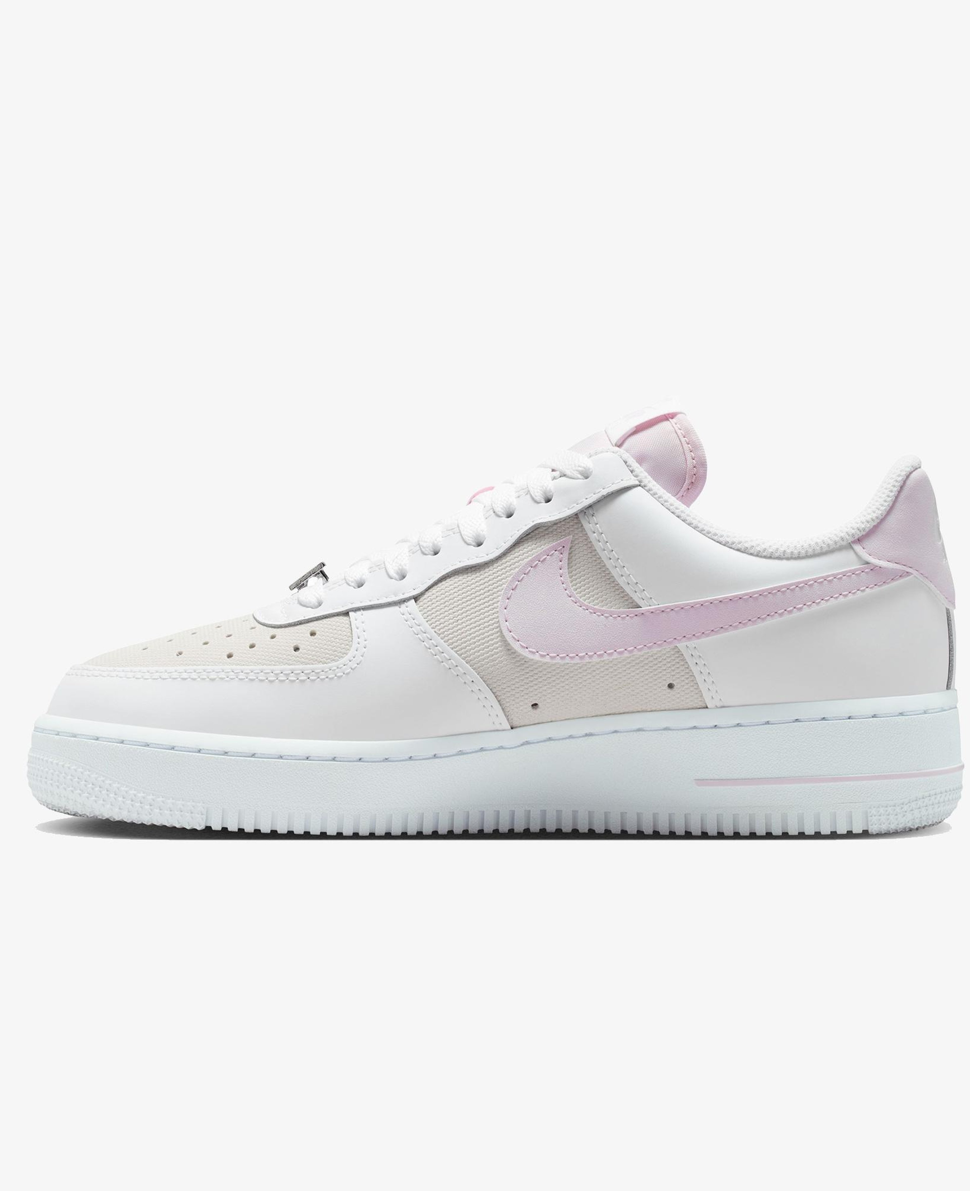 Nike Air Force 1 '07 SE Kadın Beyaz Spor Ayakkabı