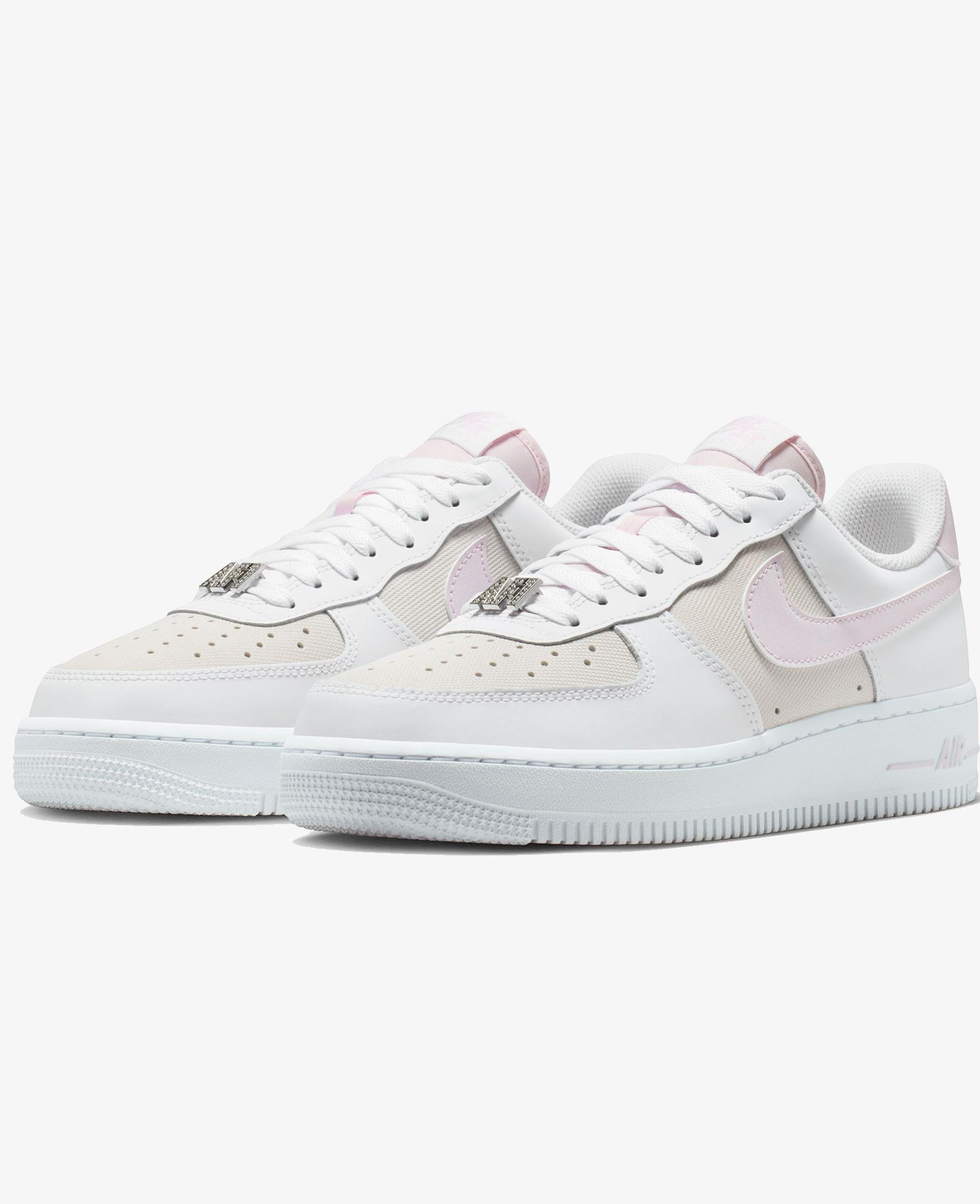 Nike Air Force 1 '07 SE Kadın Beyaz Spor Ayakkabı