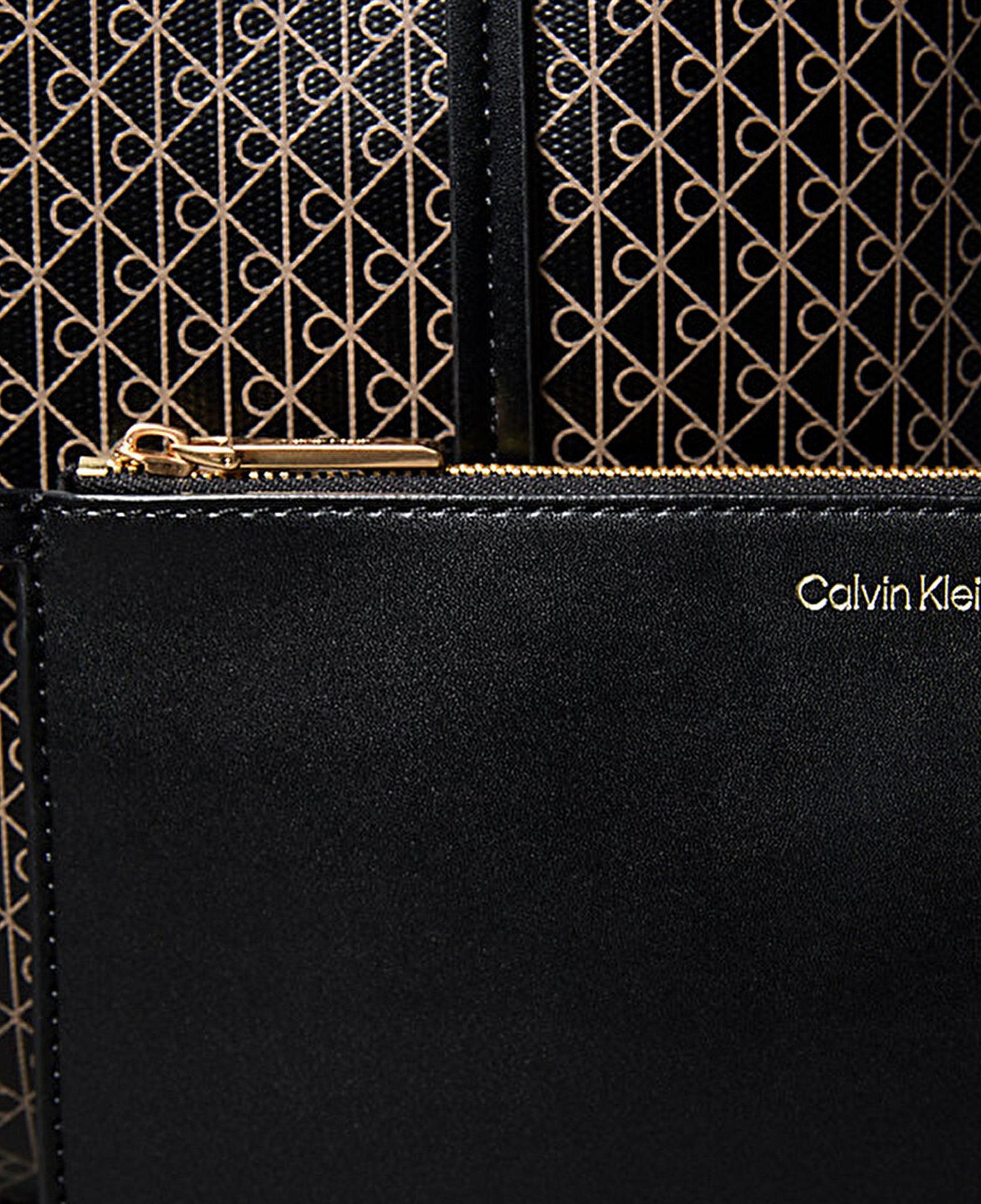 Calvin Klein Emblem Pouch Kadın Siyah Tote El Çantası