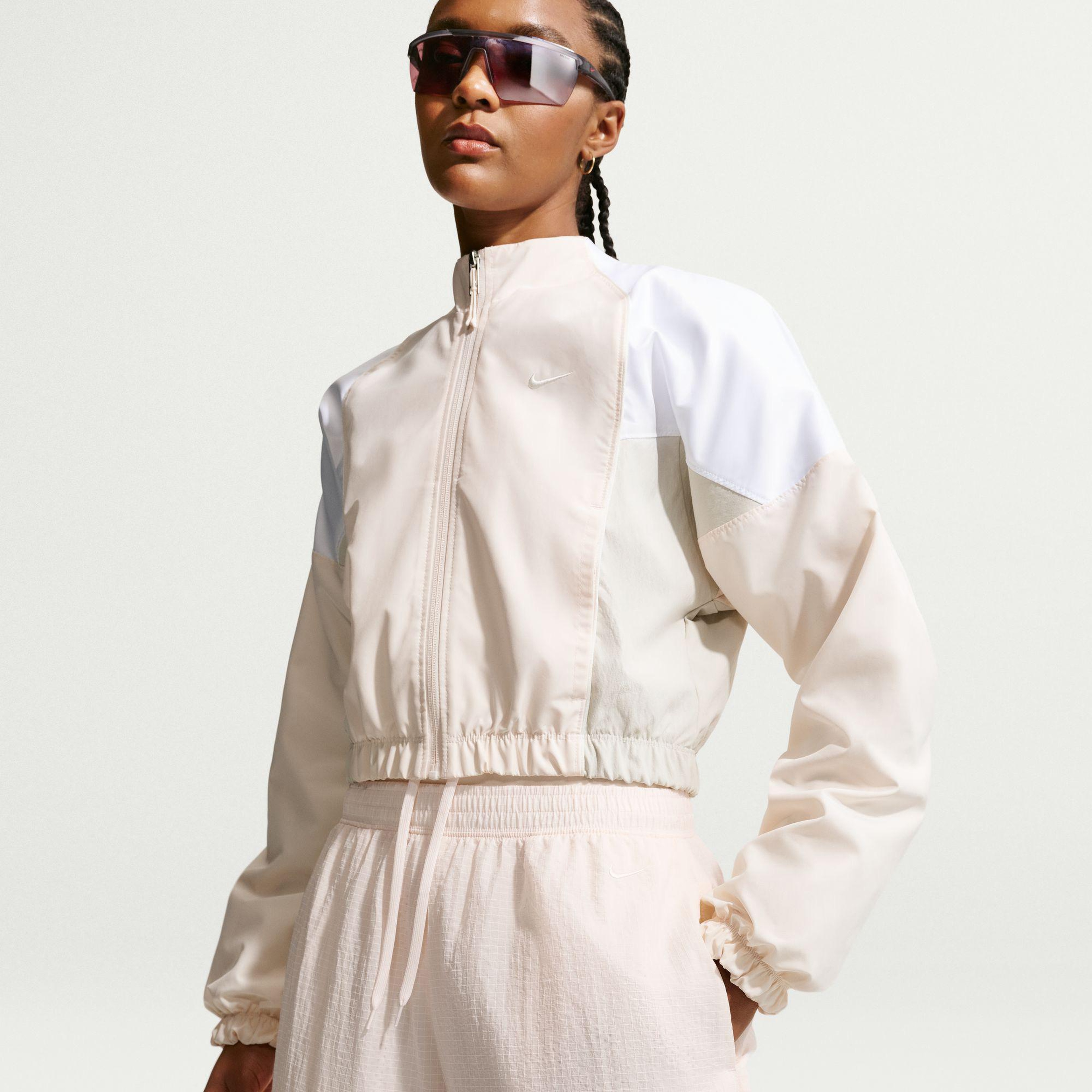 Nike Sportswear Loose High-Waisted Lightweight Ripstop Kadın Krem Rengi Şort