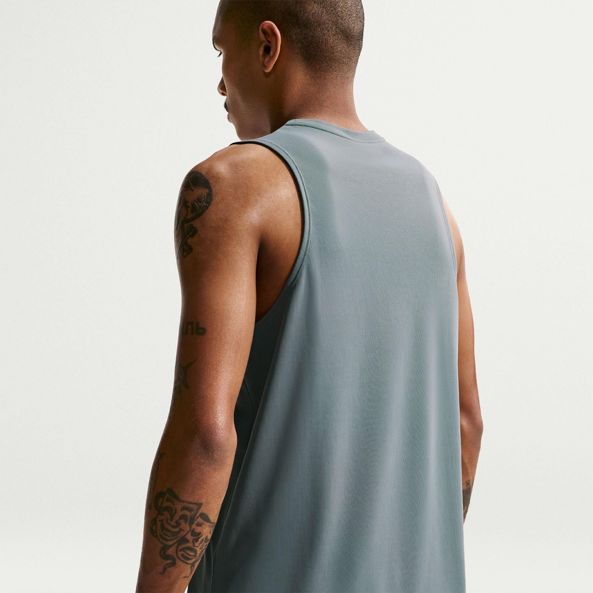 Nike Dri-Fit Miler Erkek Gri Kolsuz T-Shirt