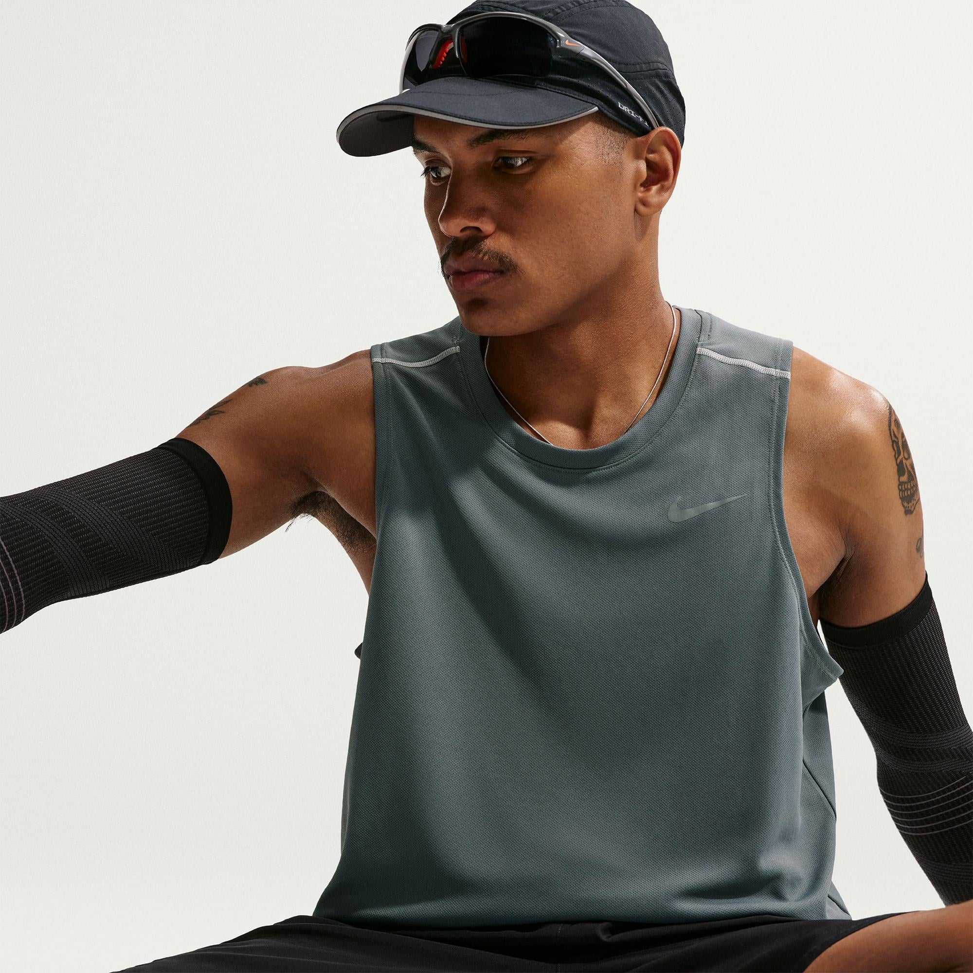 Nike Dri-Fit Miler Erkek Gri Kolsuz T-Shirt