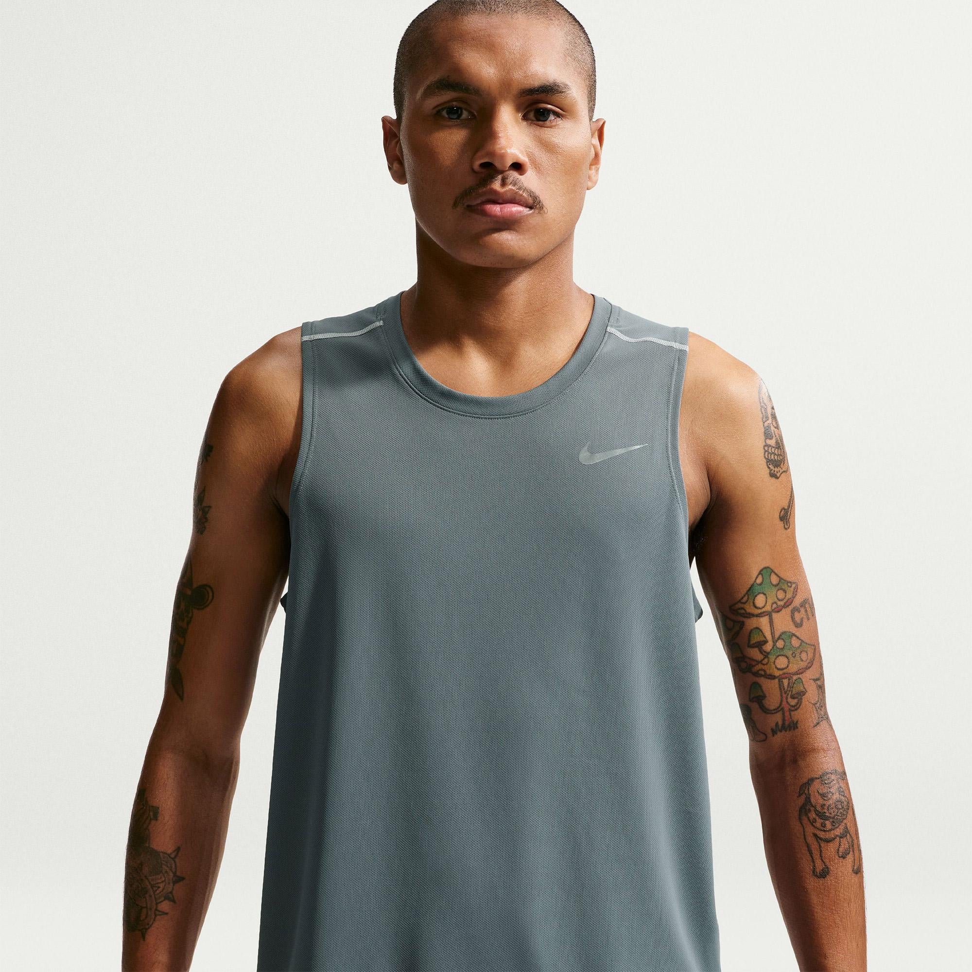 Nike Dri-Fit Miler Erkek Gri Kolsuz T-Shirt