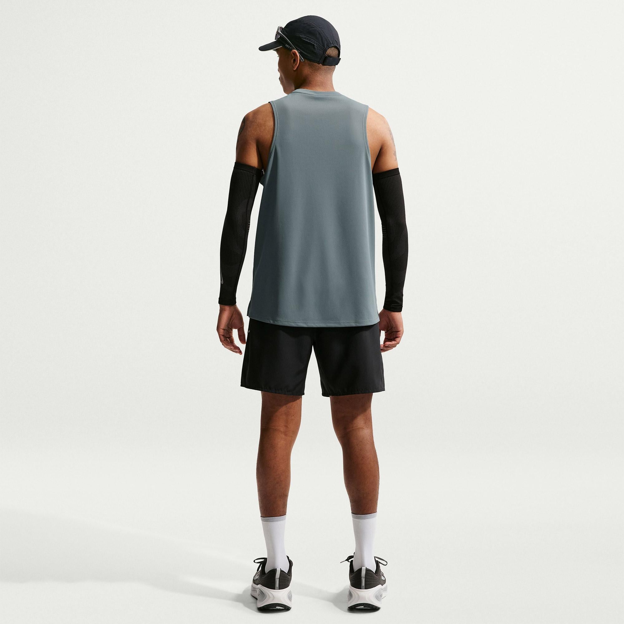 Nike Dri-Fit Miler Erkek Gri Kolsuz T-Shirt