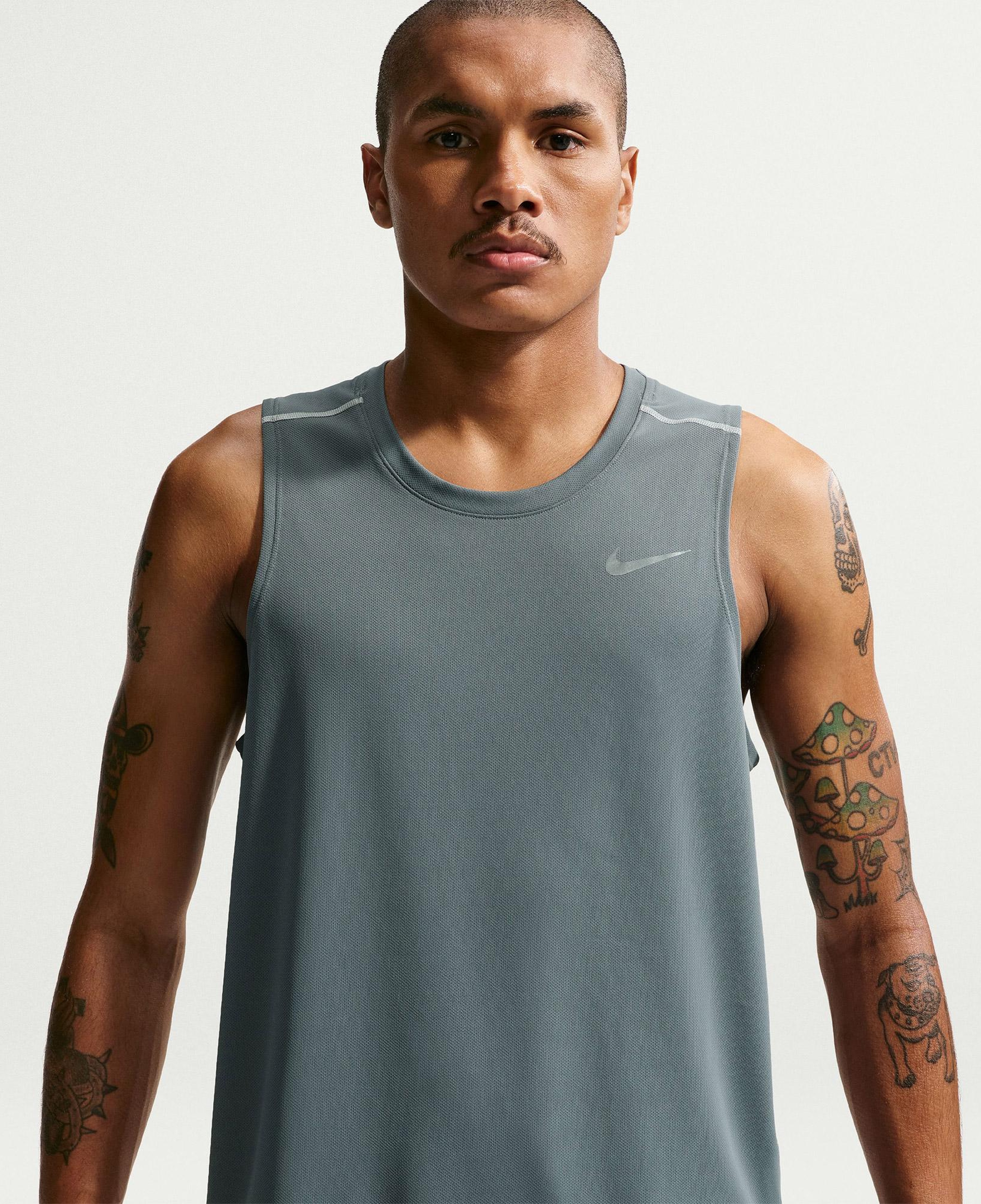 Nike Dri-Fit Miler Erkek Gri Kolsuz T-Shirt