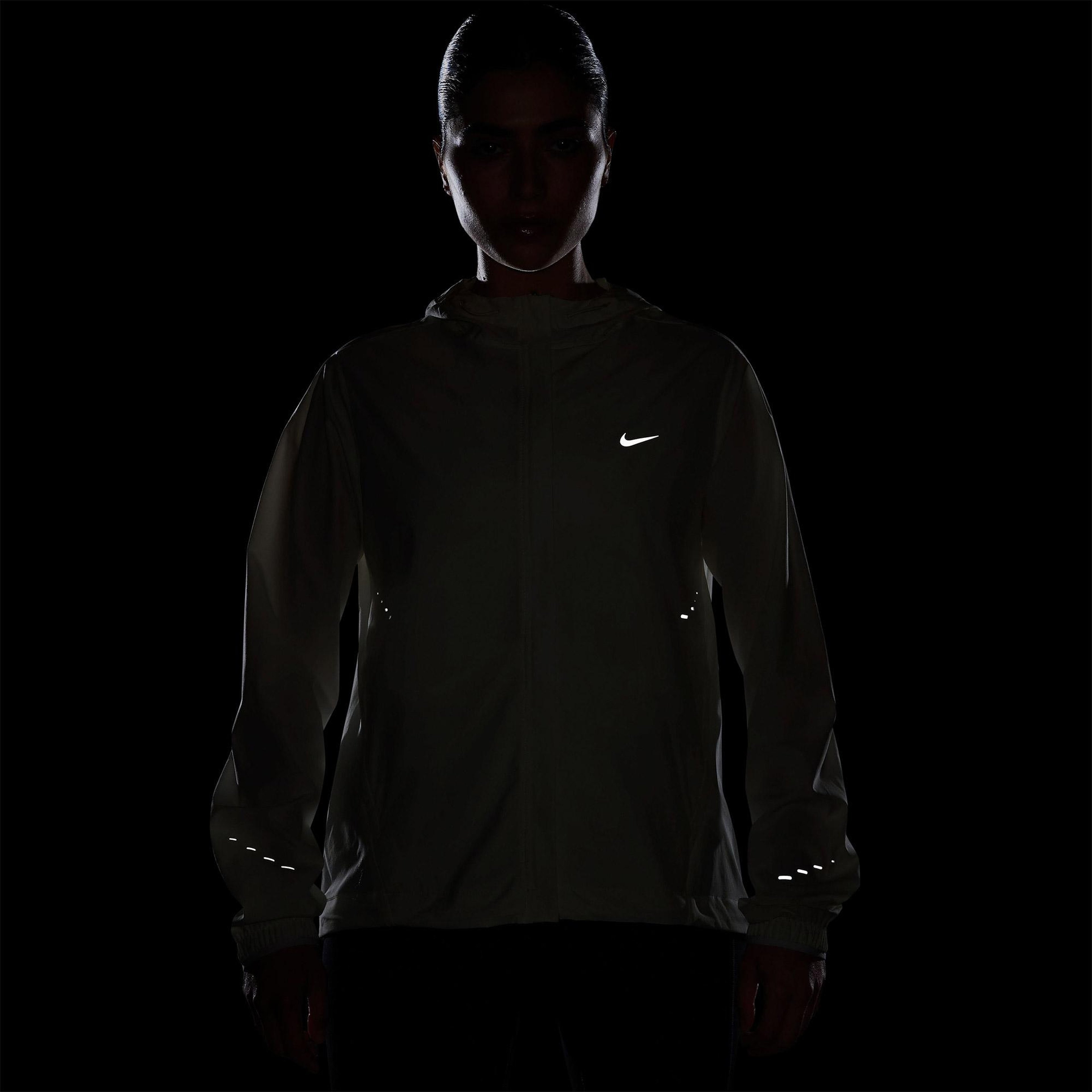 Nike Swift Repel Kadın Krem Rengi Ceket