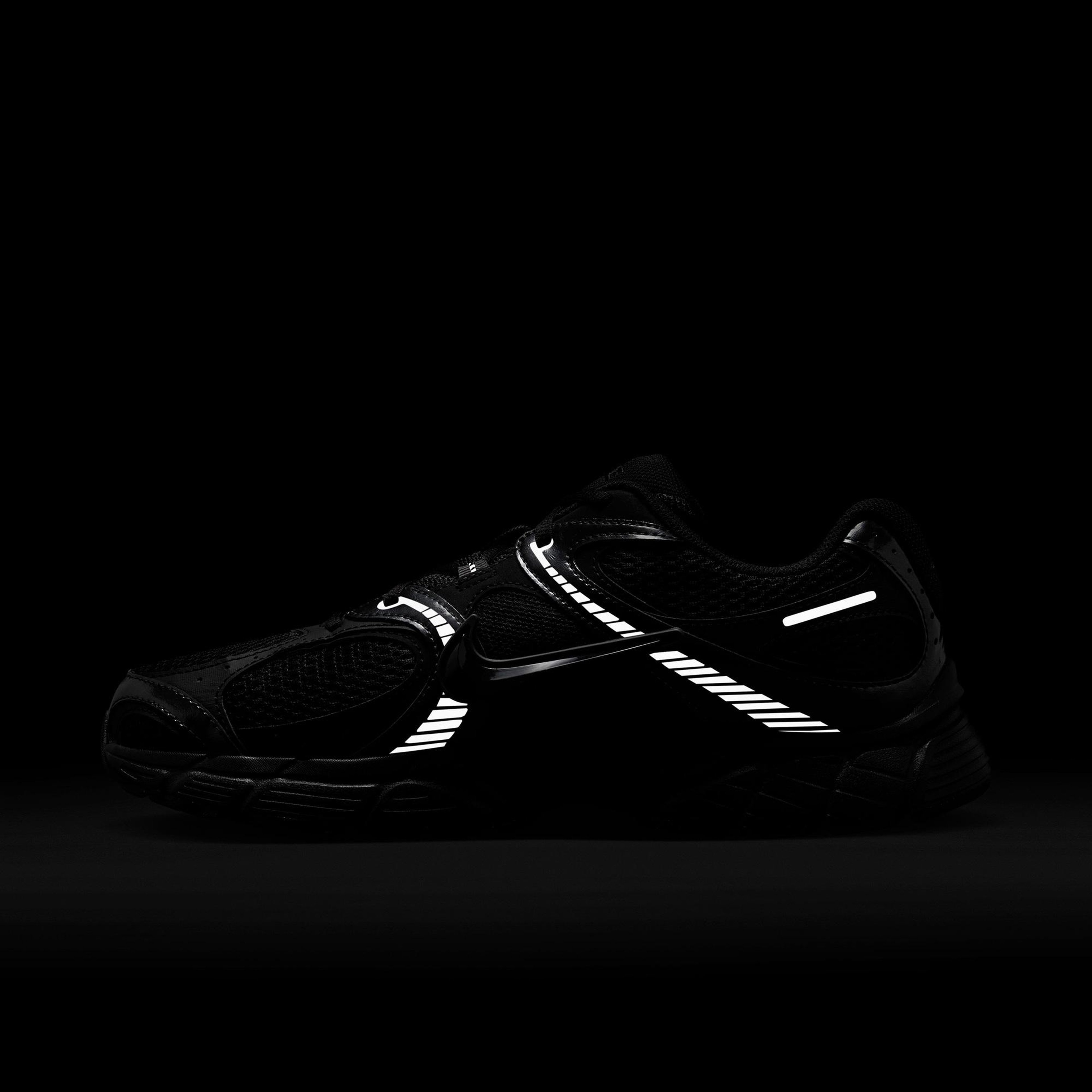 Nike V5 RNR Erkek Siyah Spor Ayakkabı