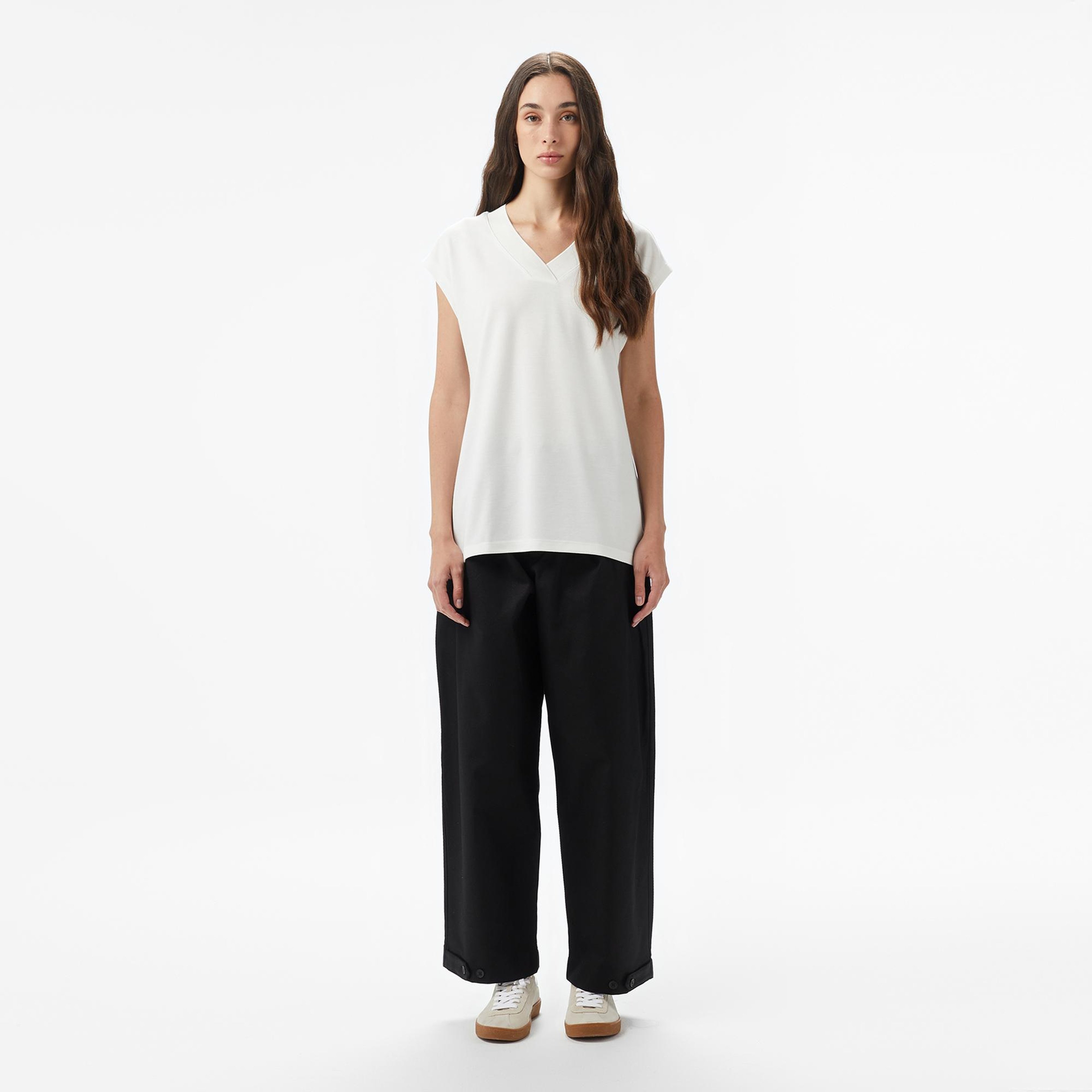 Kadın Slim Fit Kolsuz V Yaka Krem Bluz