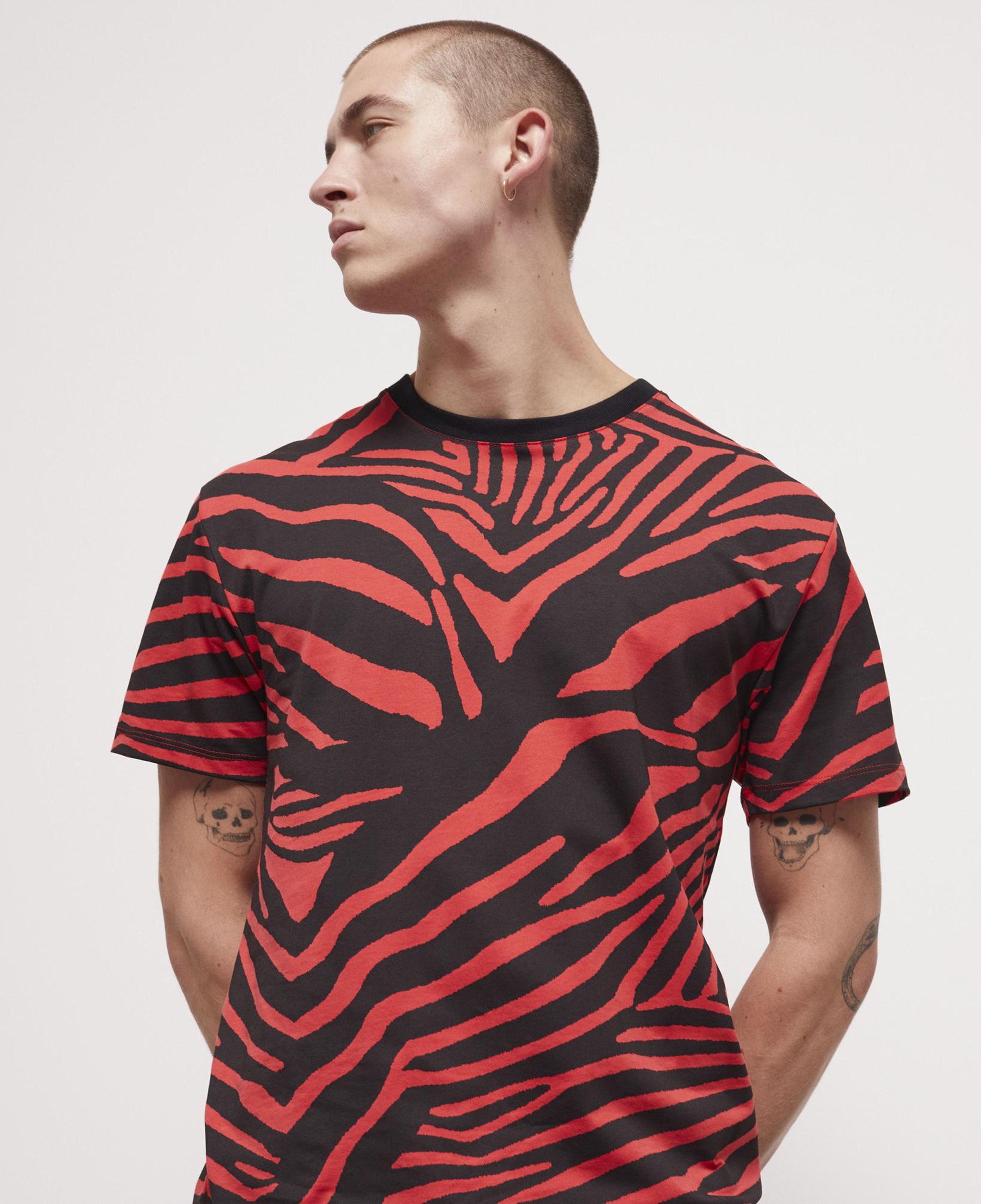 ERKEK ZEBRA DESENLİ KIRMIZI T-SHIRT