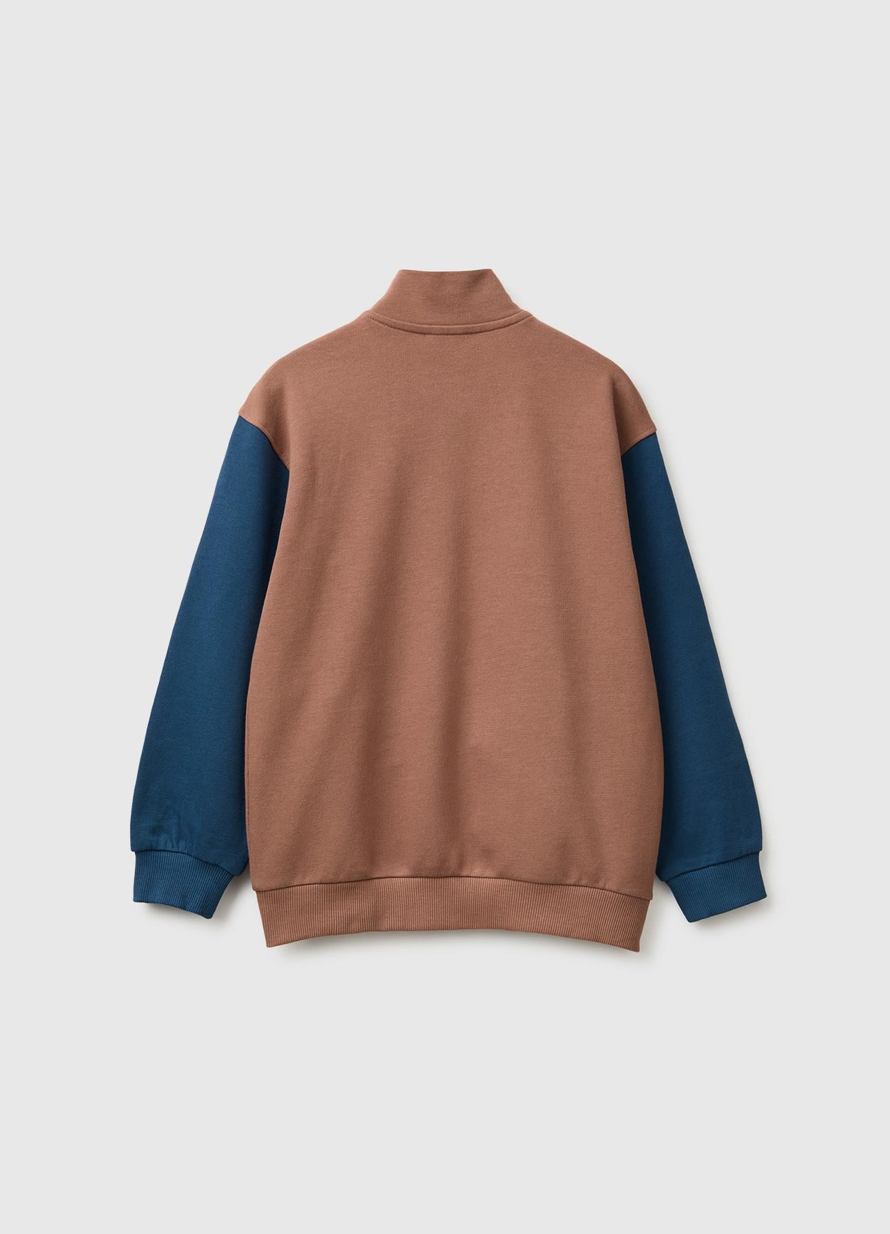 Erkek Çocuk Kahverengi Önü İşlemeli Ribanalı Cepli Fermuarlı Dik Yaka Sweatshirt
