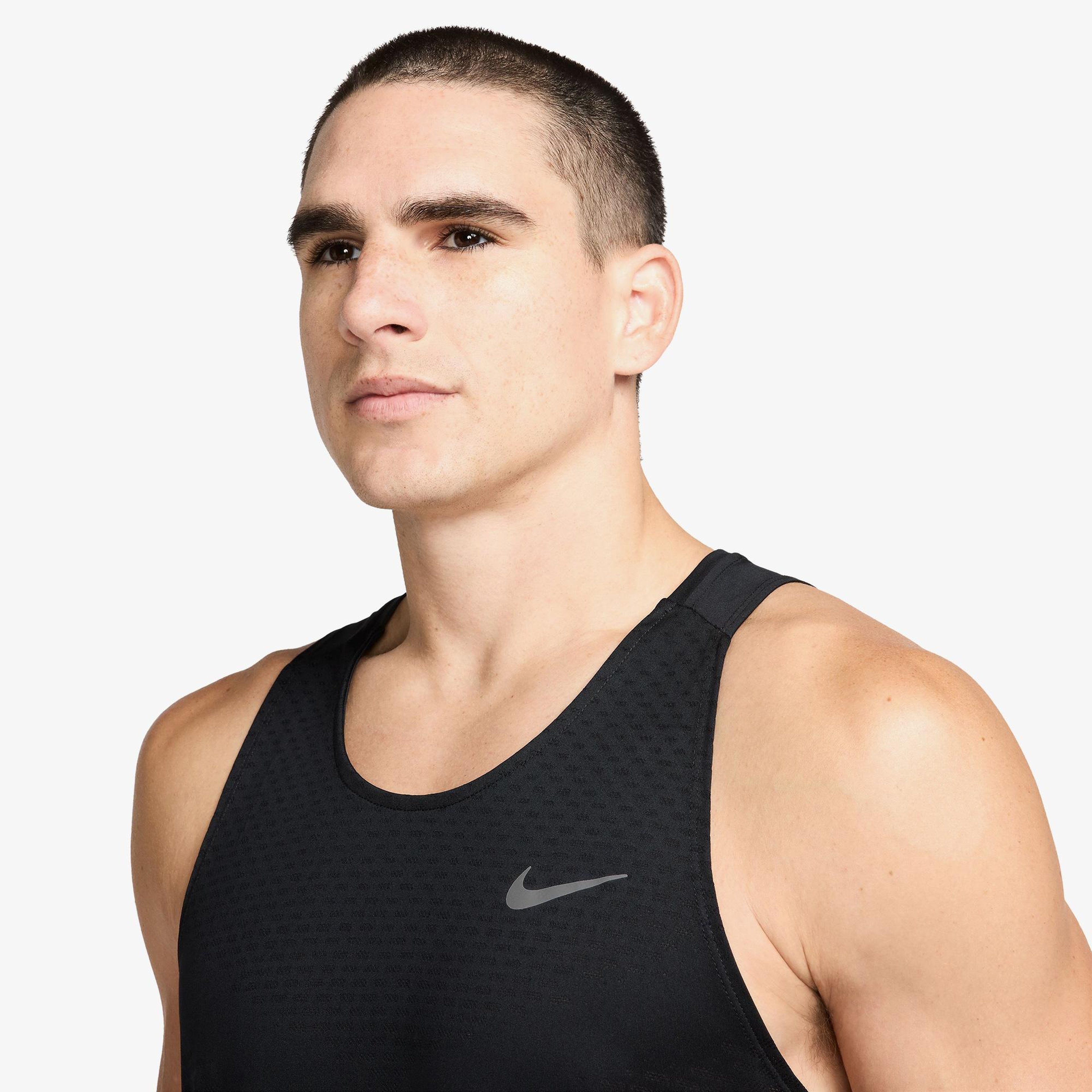 Nike Dri-Fit Stride Erkek Siyah Kolsuz T-Shirt