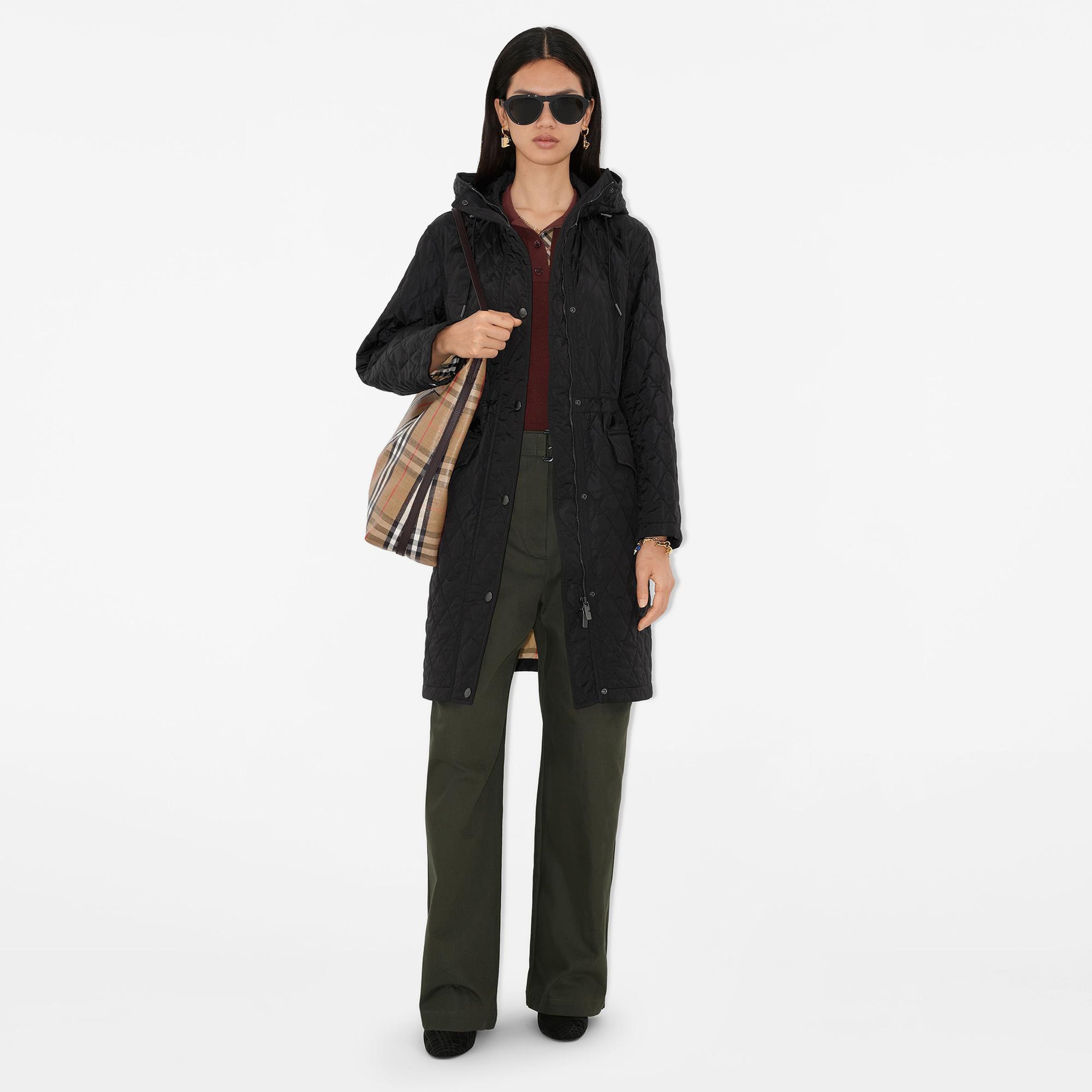 Burberry Quilted Nylon Hooded Kadın Siyah Mont