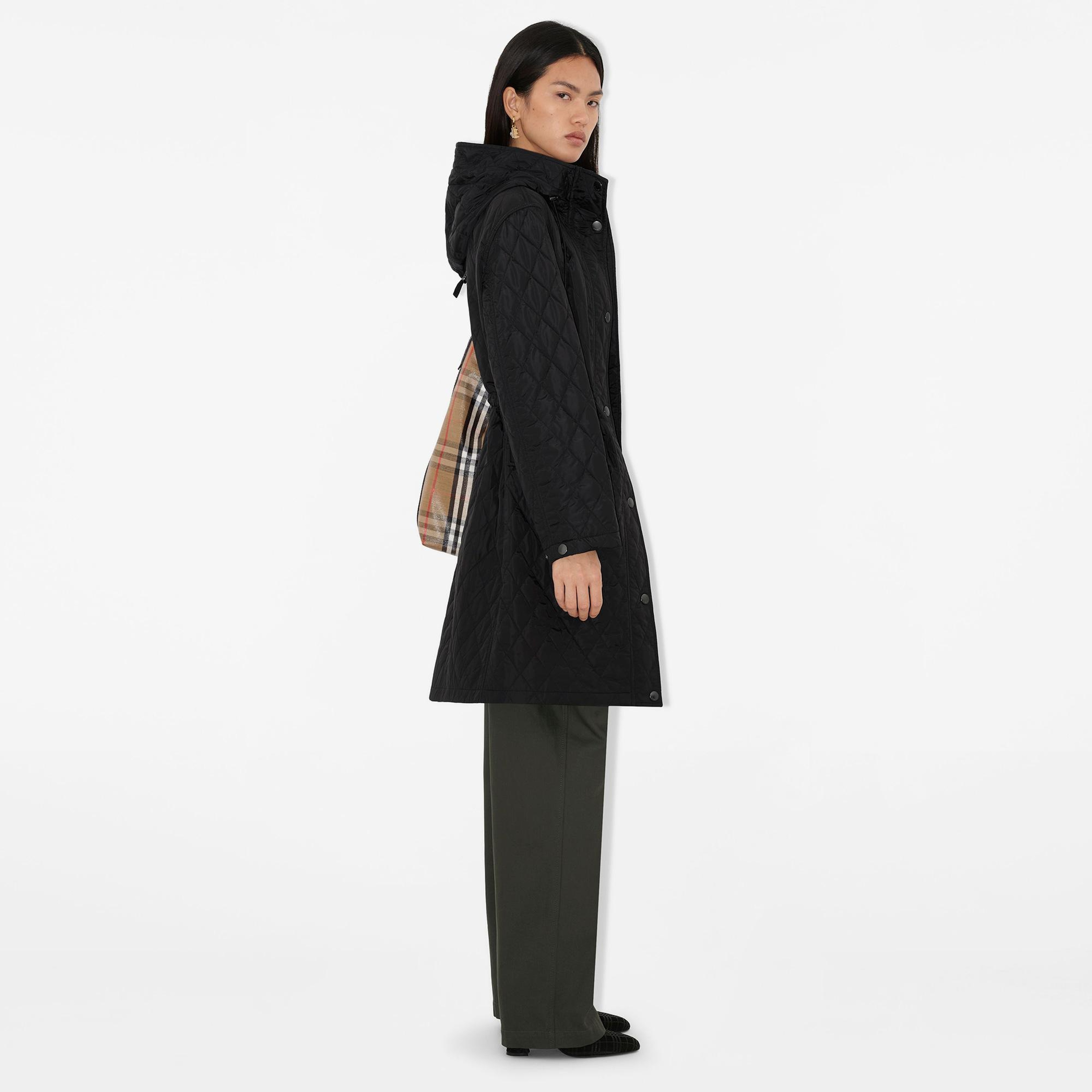 Burberry Quilted Nylon Hooded Kadın Siyah Mont