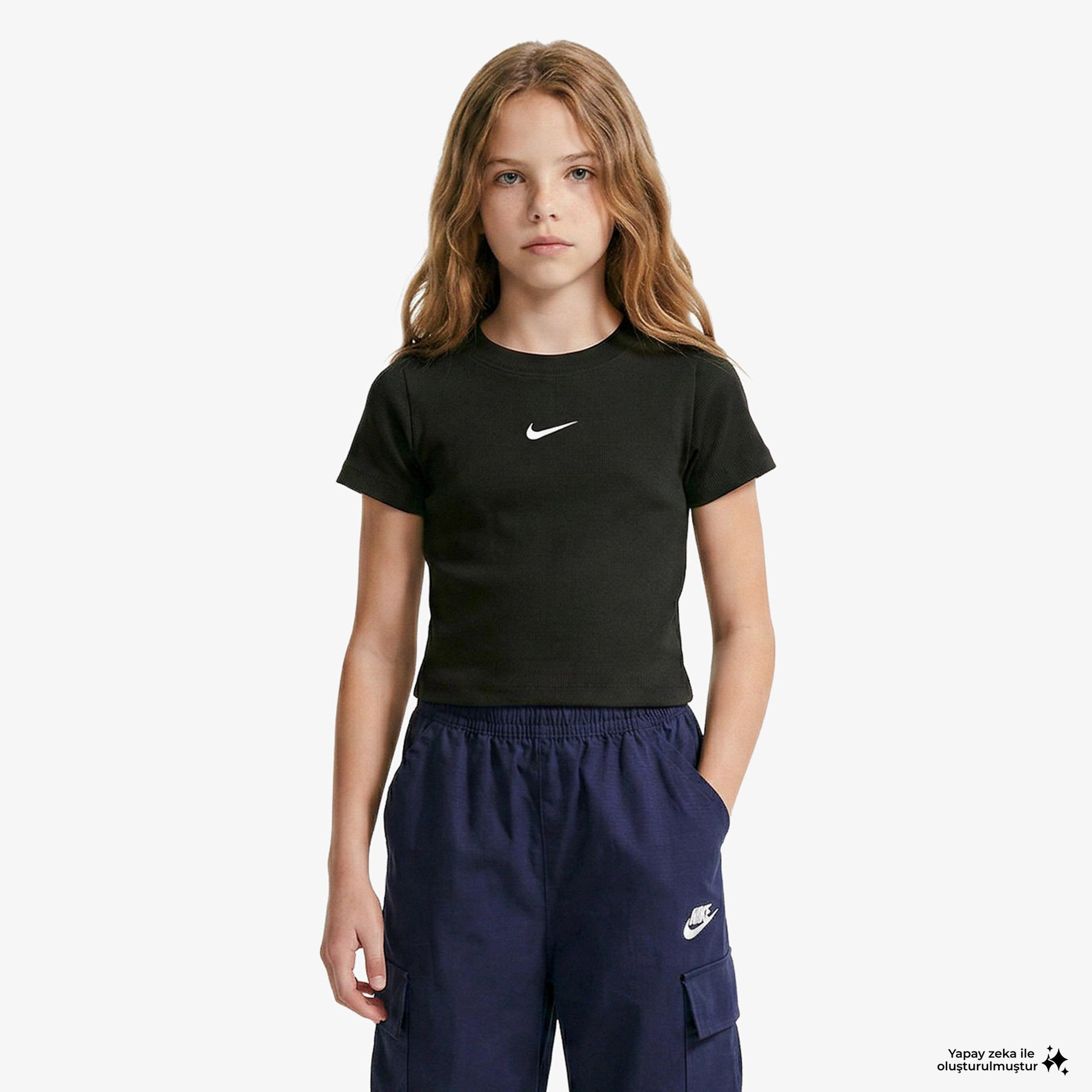 Nike Sportswear Çocuk Siyah Crop T-Shirt