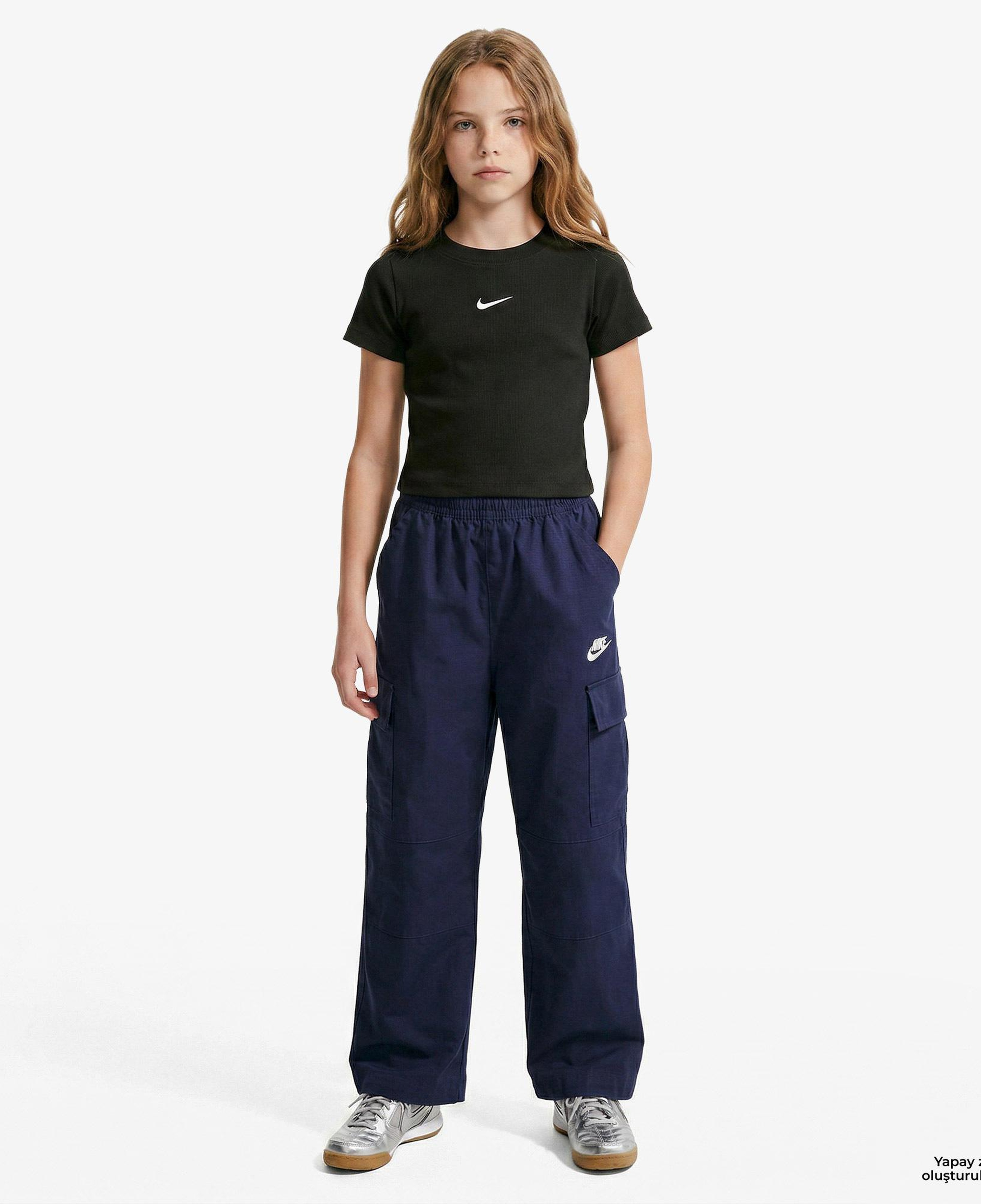 Nike Sportswear Çocuk Siyah Crop T-Shirt