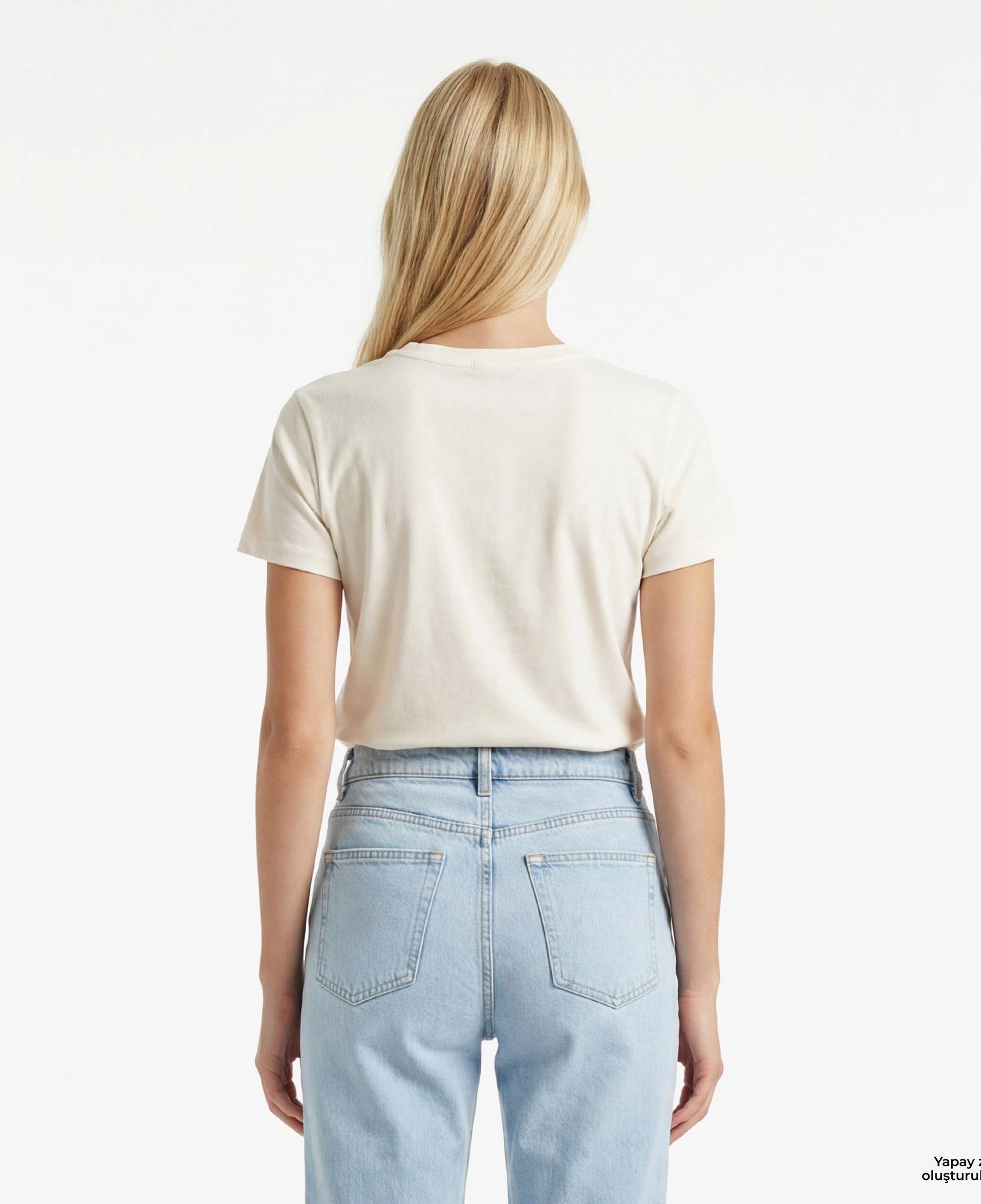 Guess Briana Aktif Regular Fit Kadın Bej T-Shirt