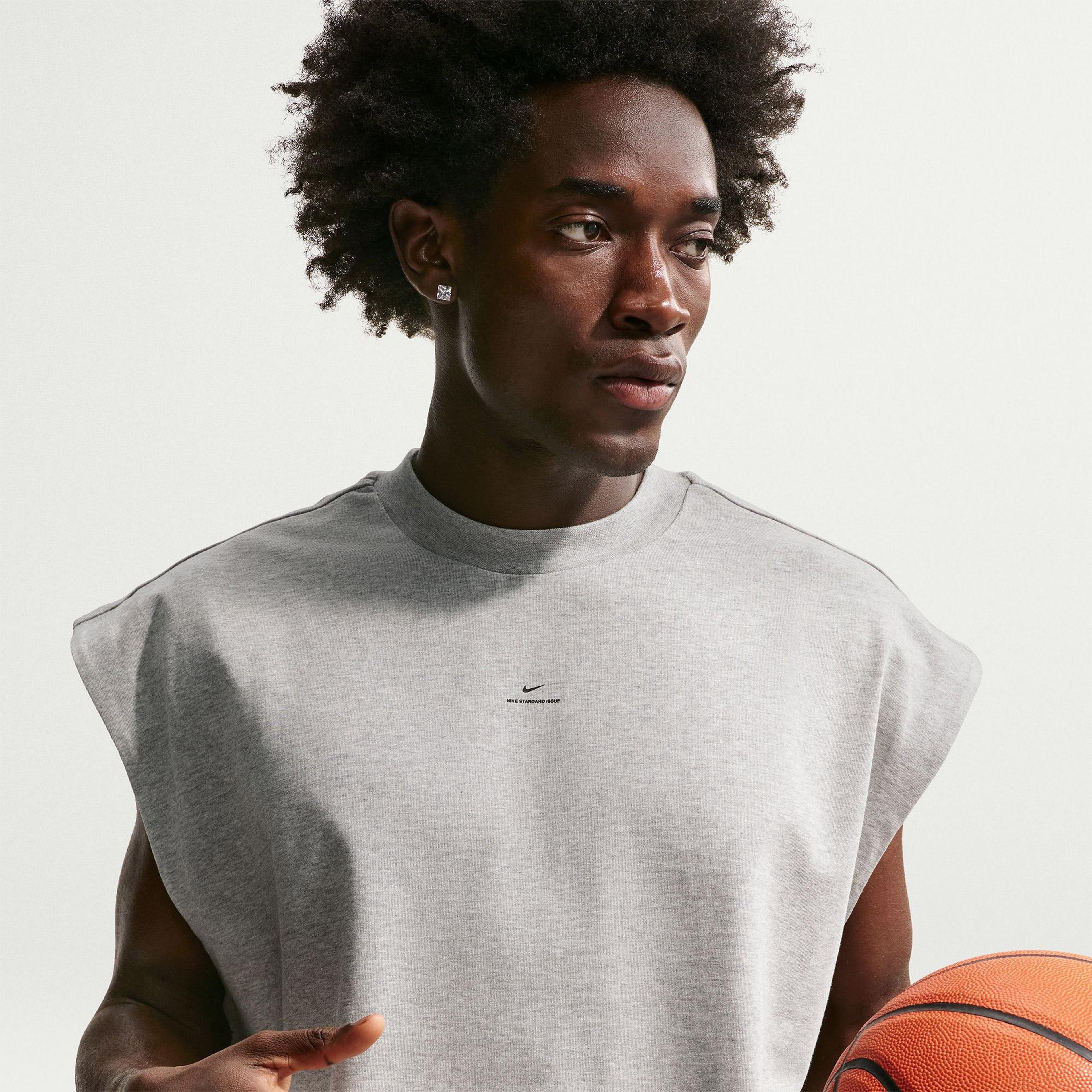 Nike Standard Issue Dri-Fit Erkek Gri Kolsuz T-Shirt