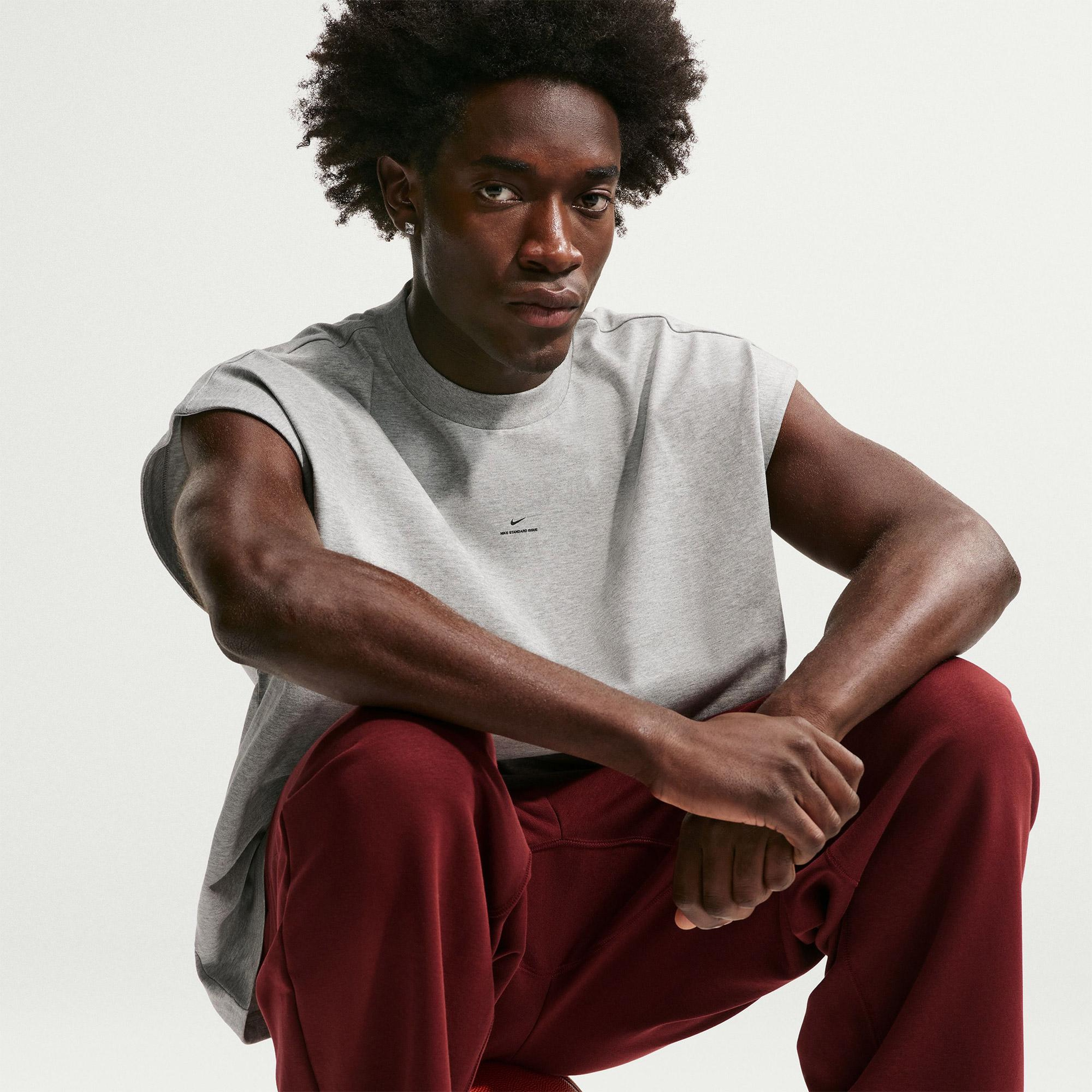 Nike Standard Issue Dri-Fit Erkek Gri Kolsuz T-Shirt