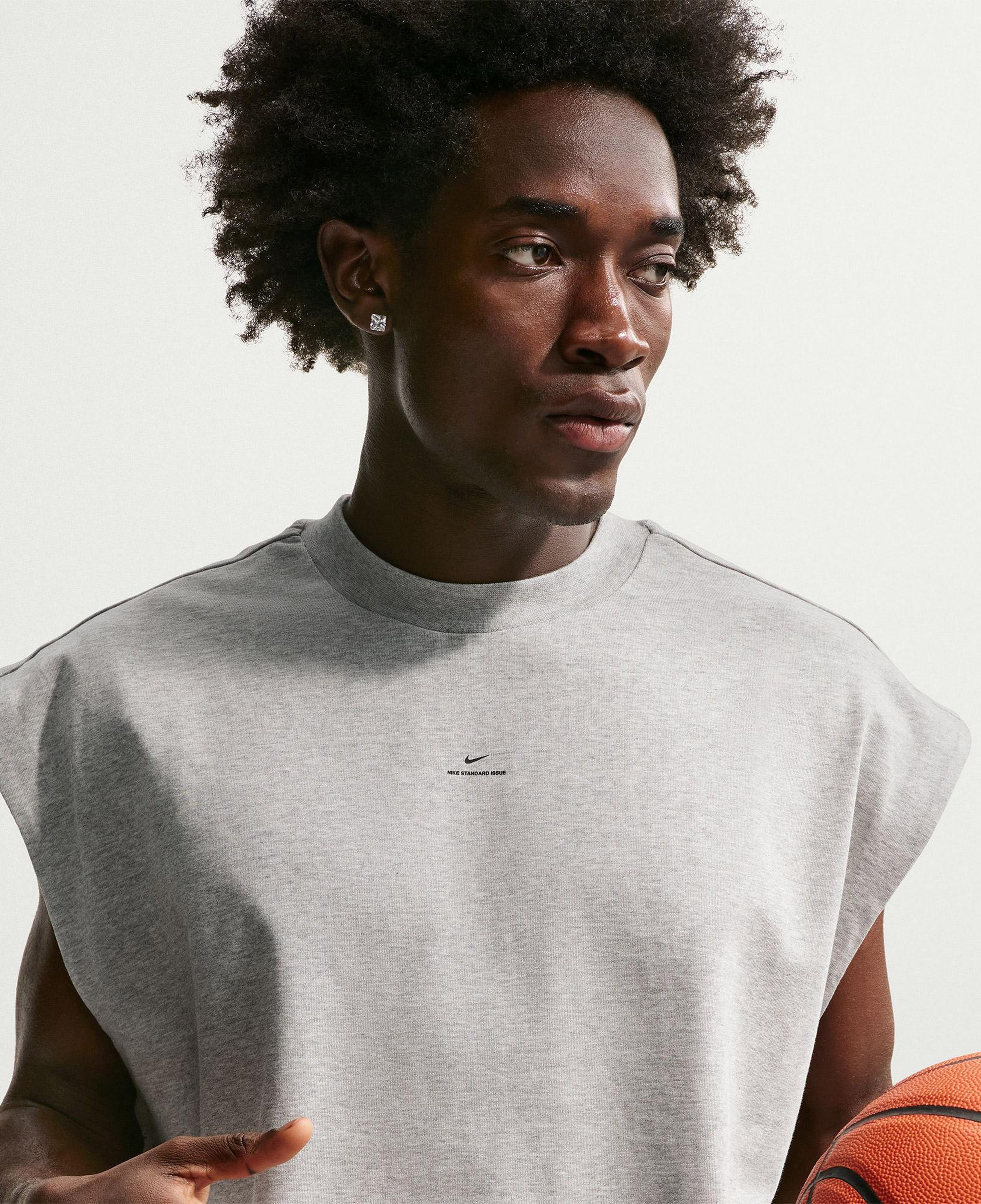 Nike Standard Issue Dri-Fit Erkek Gri Kolsuz T-Shirt