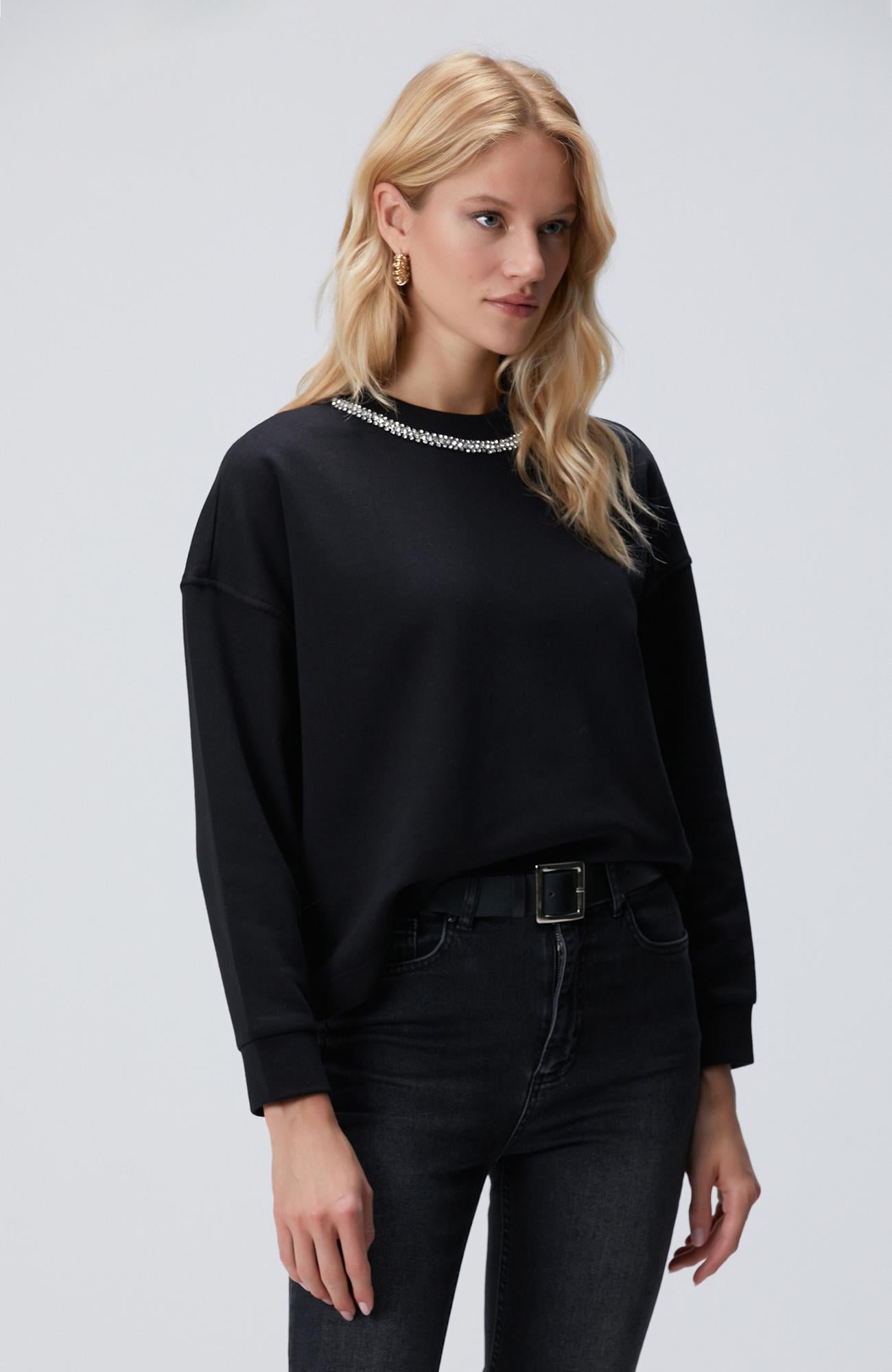Network Kadın Siyah Yakası Taş İşlemeli Sweatshirt