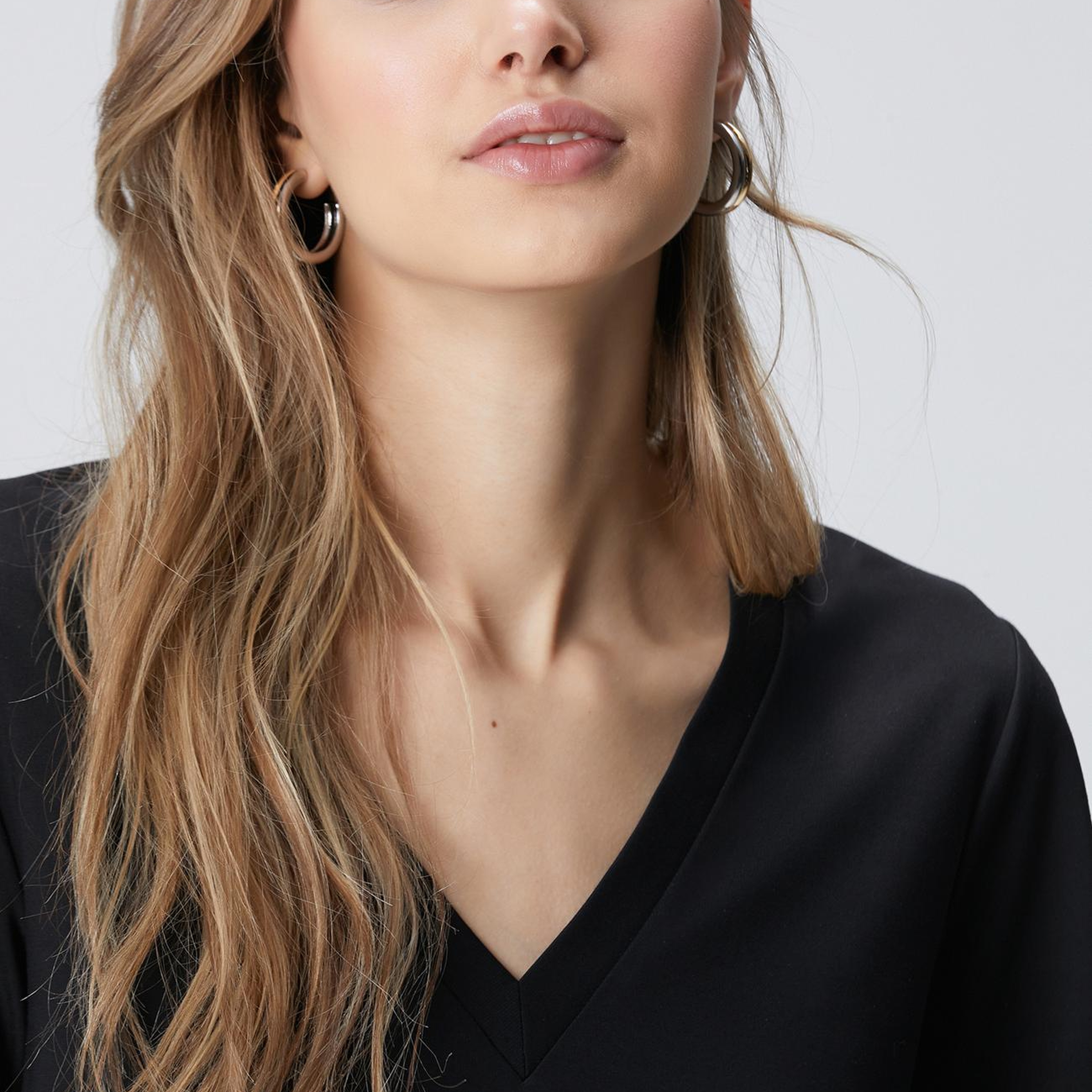 Network Kadın Siyah V Yaka Basic T-shirt