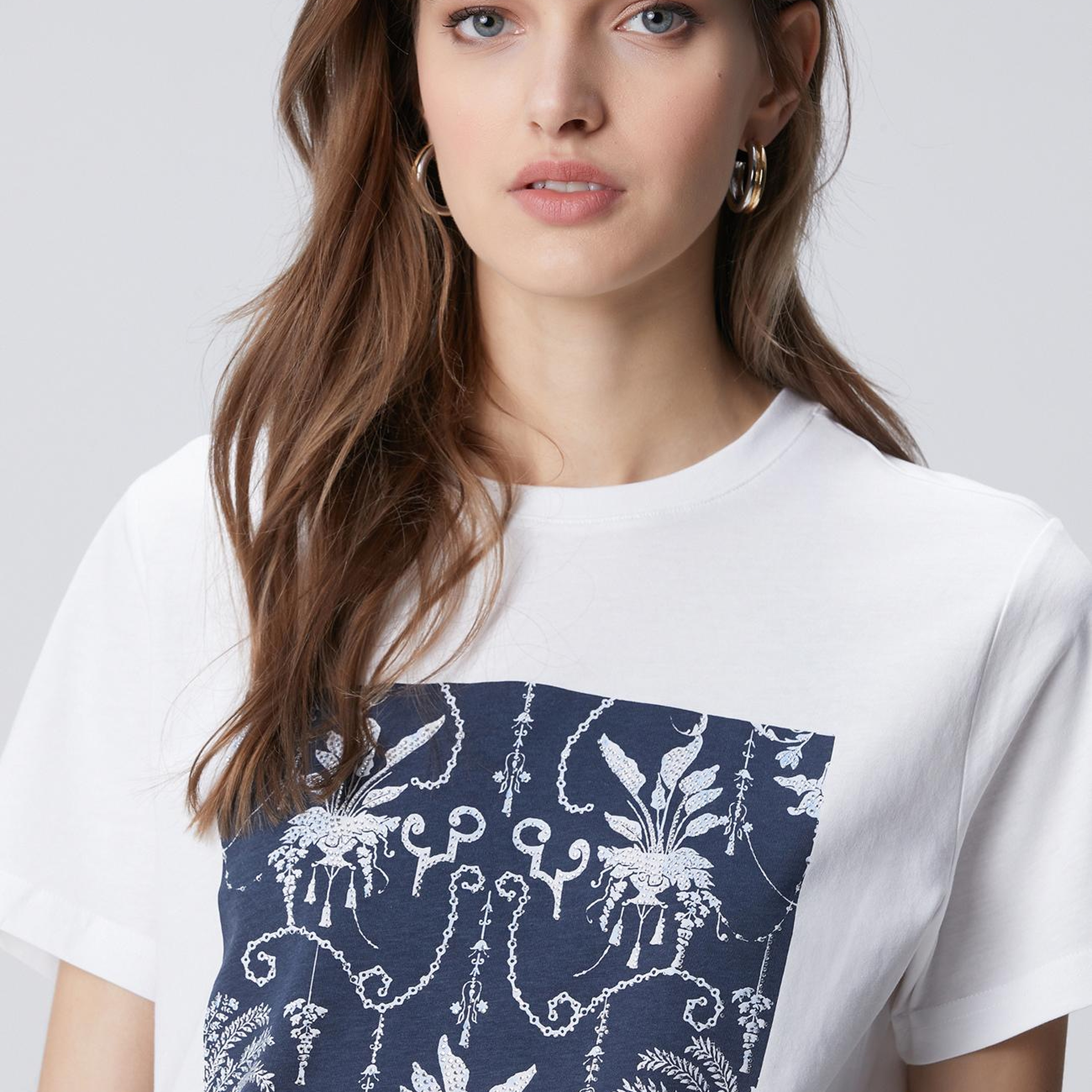 Network Kadın Beyaz Royal Desen Dijital Baskı Üstüne Taş T-shirt