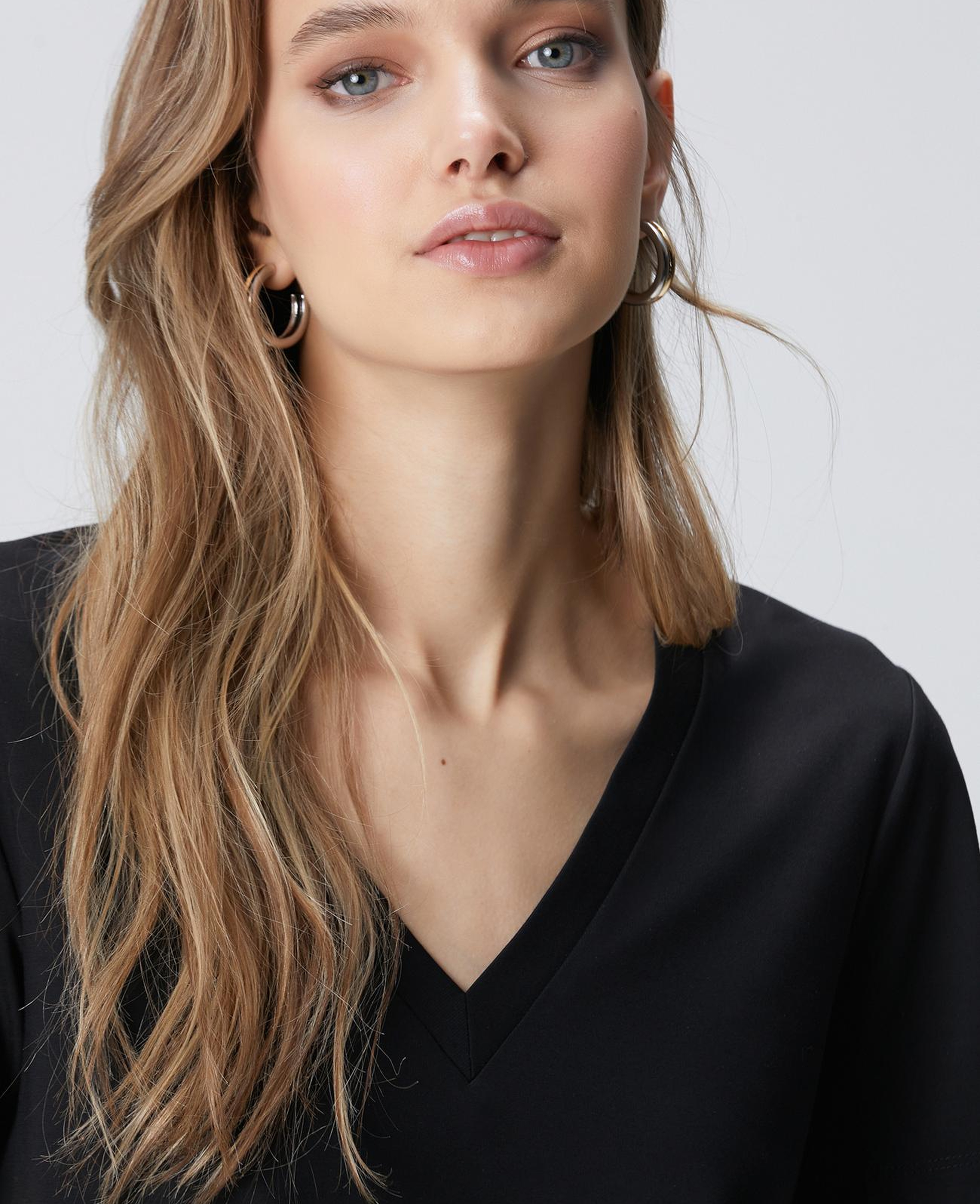 Network Kadın Siyah V Yaka Basic T-shirt
