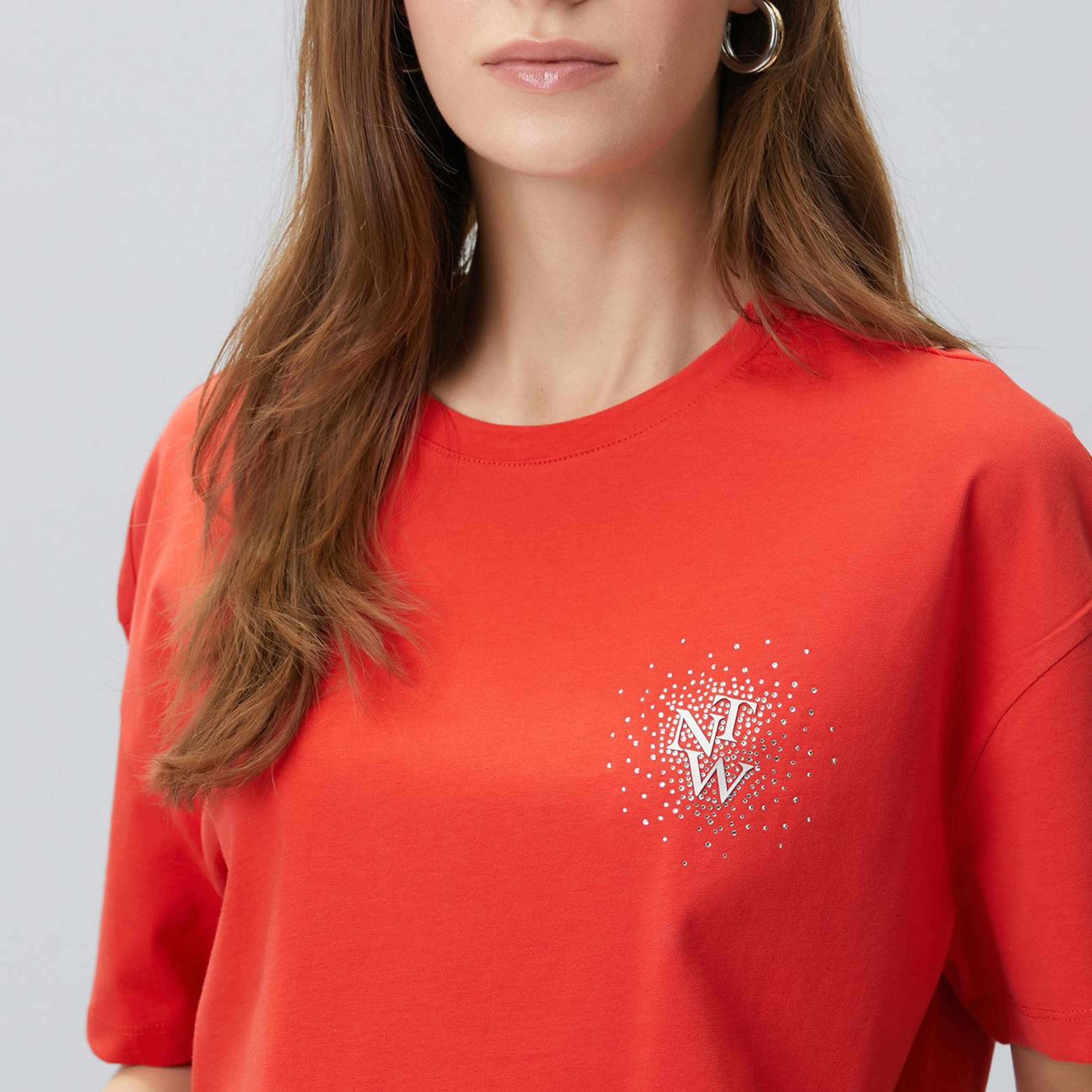 Network Kadın Kırmızı Göğsü Taş ve Logolu Kısa Kol T-shirt