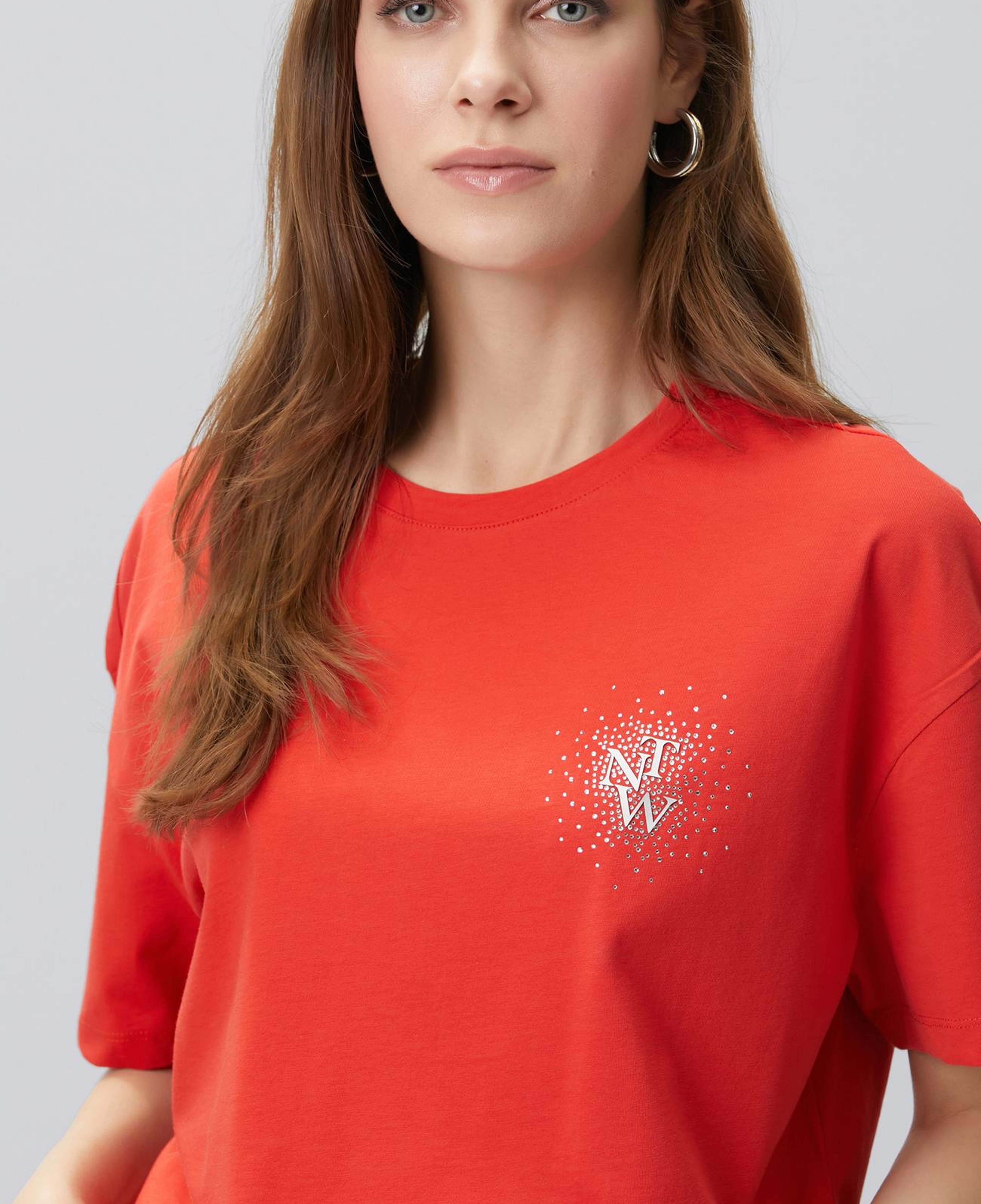 Network Kadın Kırmızı Göğsü Taş ve Logolu Kısa Kol T-shirt