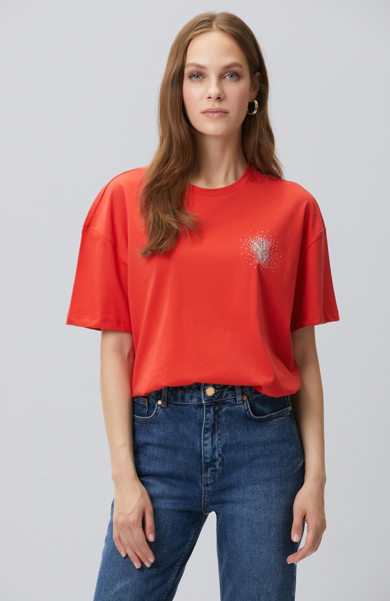 Network Kadın Kırmızı Göğsü Taş ve Logolu Kısa Kol T-shirt