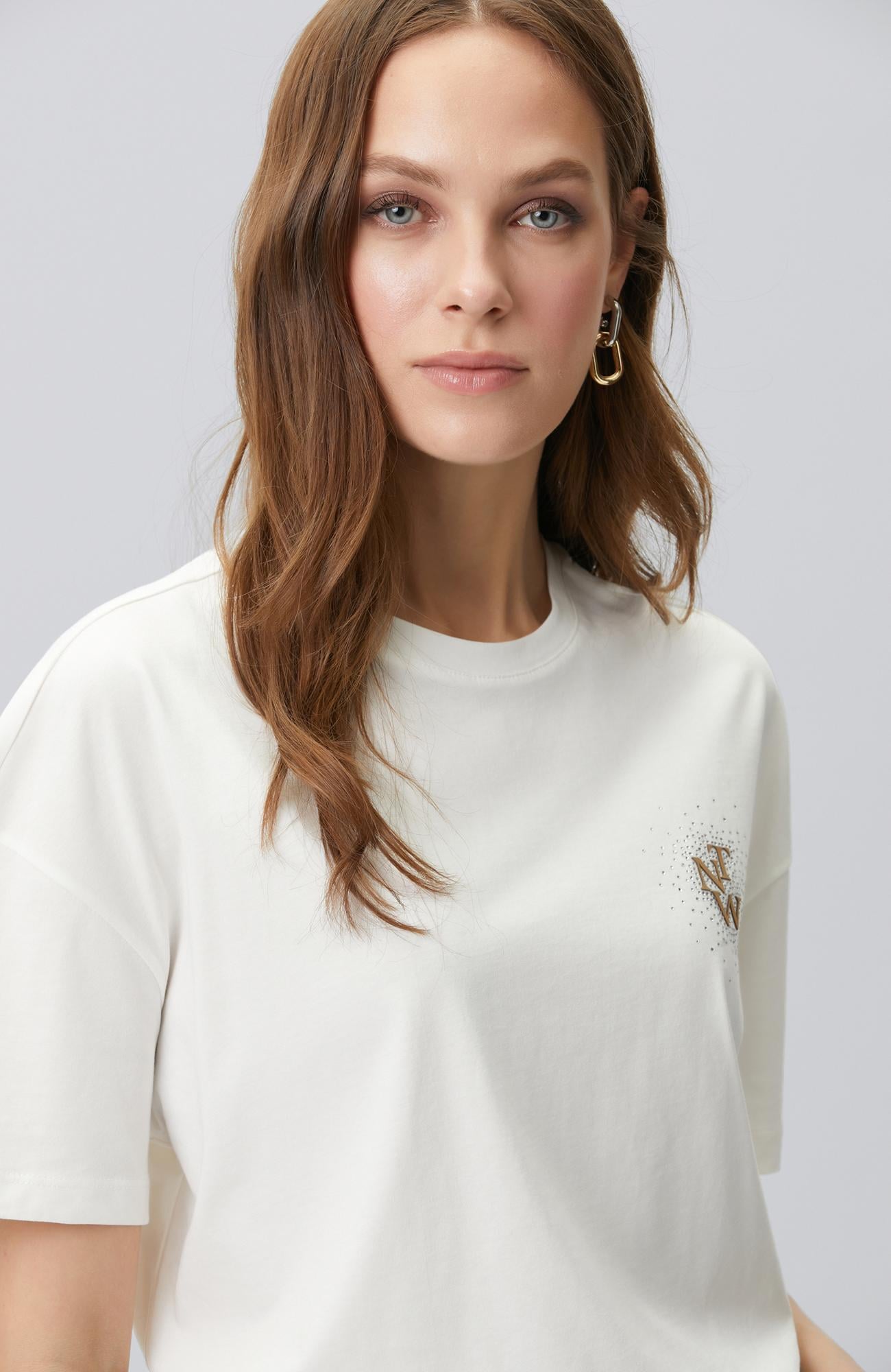 Network Kadın Kırık Beyaz Göğsü Taş ve Logolu Kısa Kol T-shirt