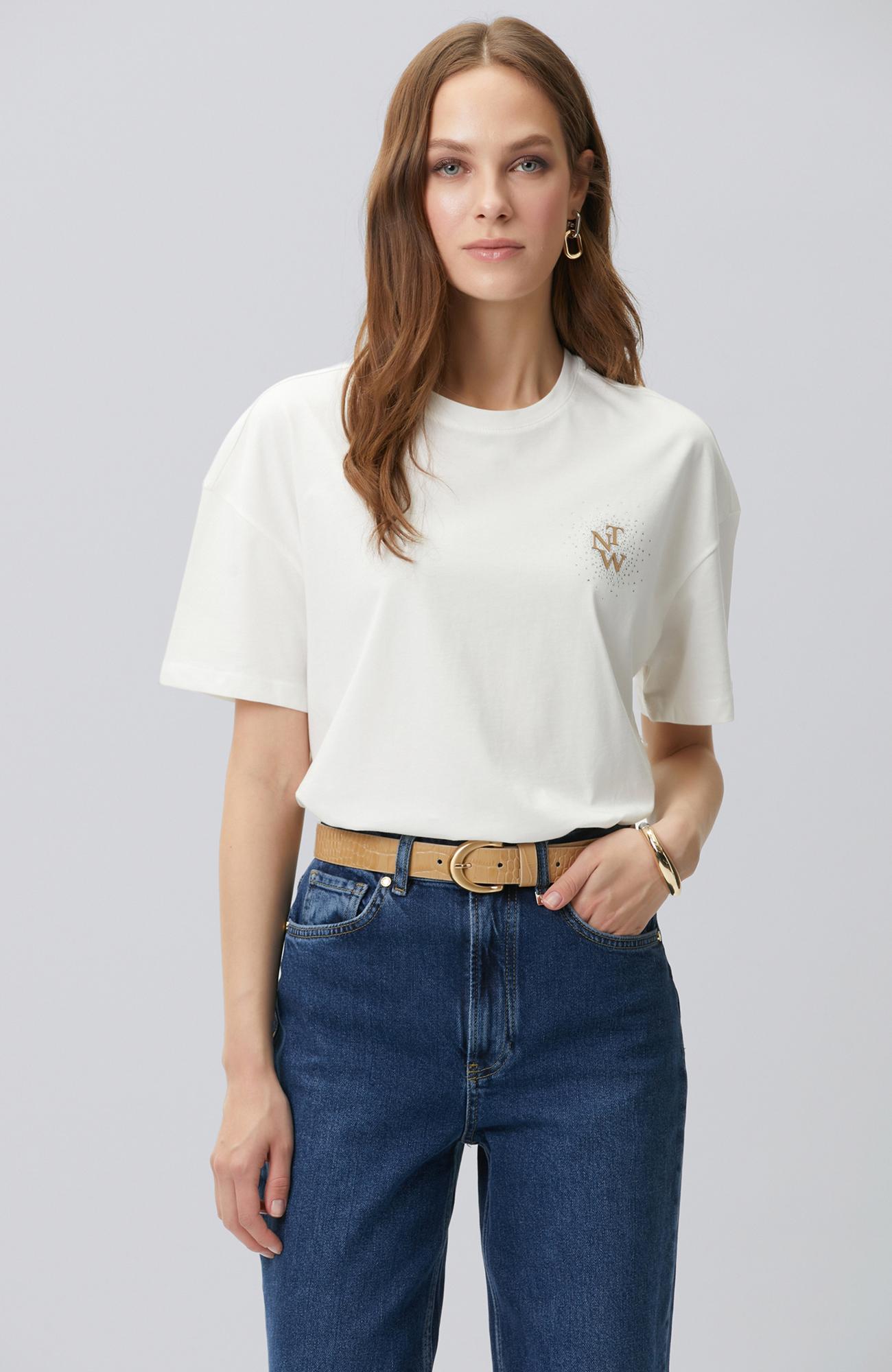 Network Kadın Kırık Beyaz Göğsü Taş ve Logolu Kısa Kol T-shirt