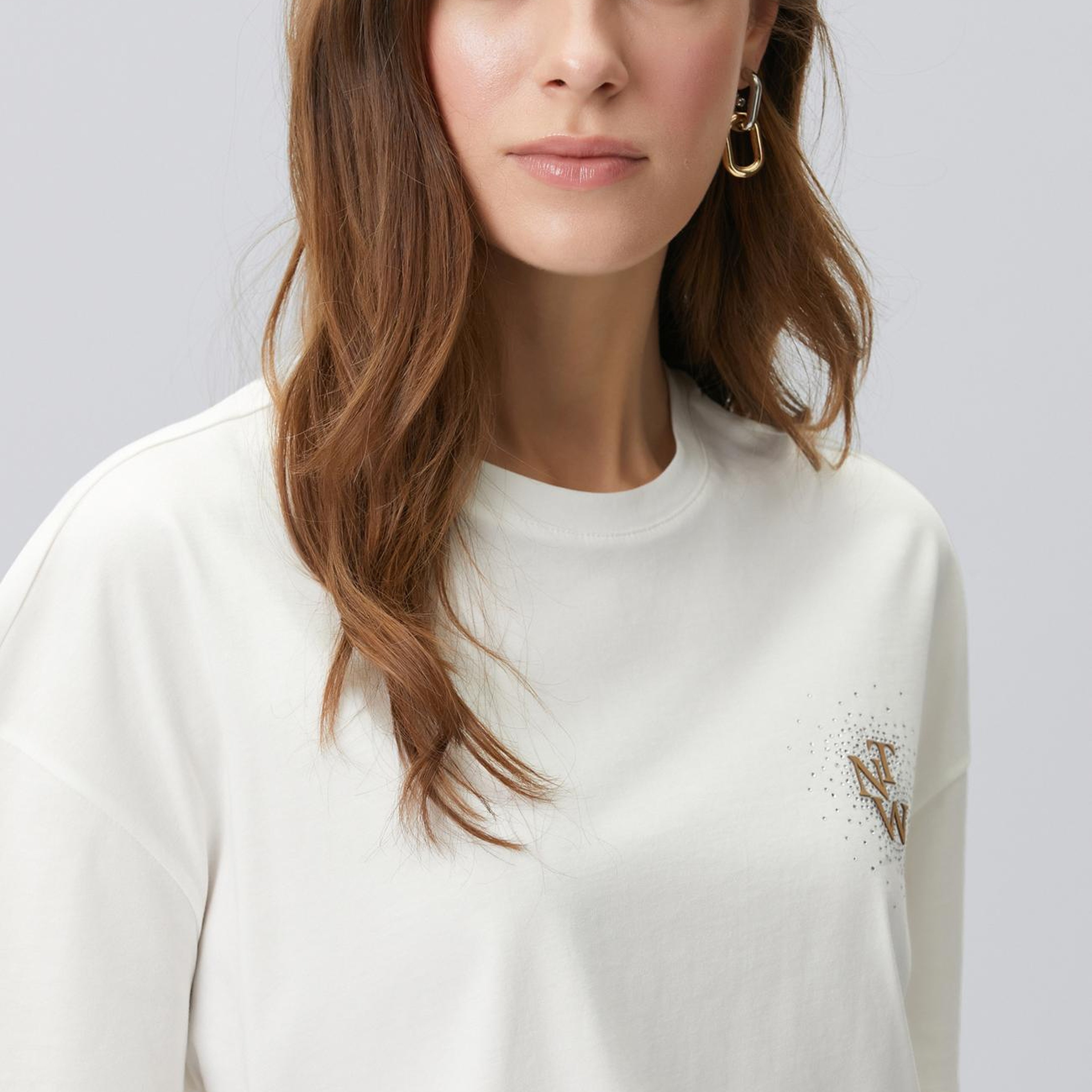 Network Kadın Kırık Beyaz Göğsü Taş ve Logolu Kısa Kol T-shirt