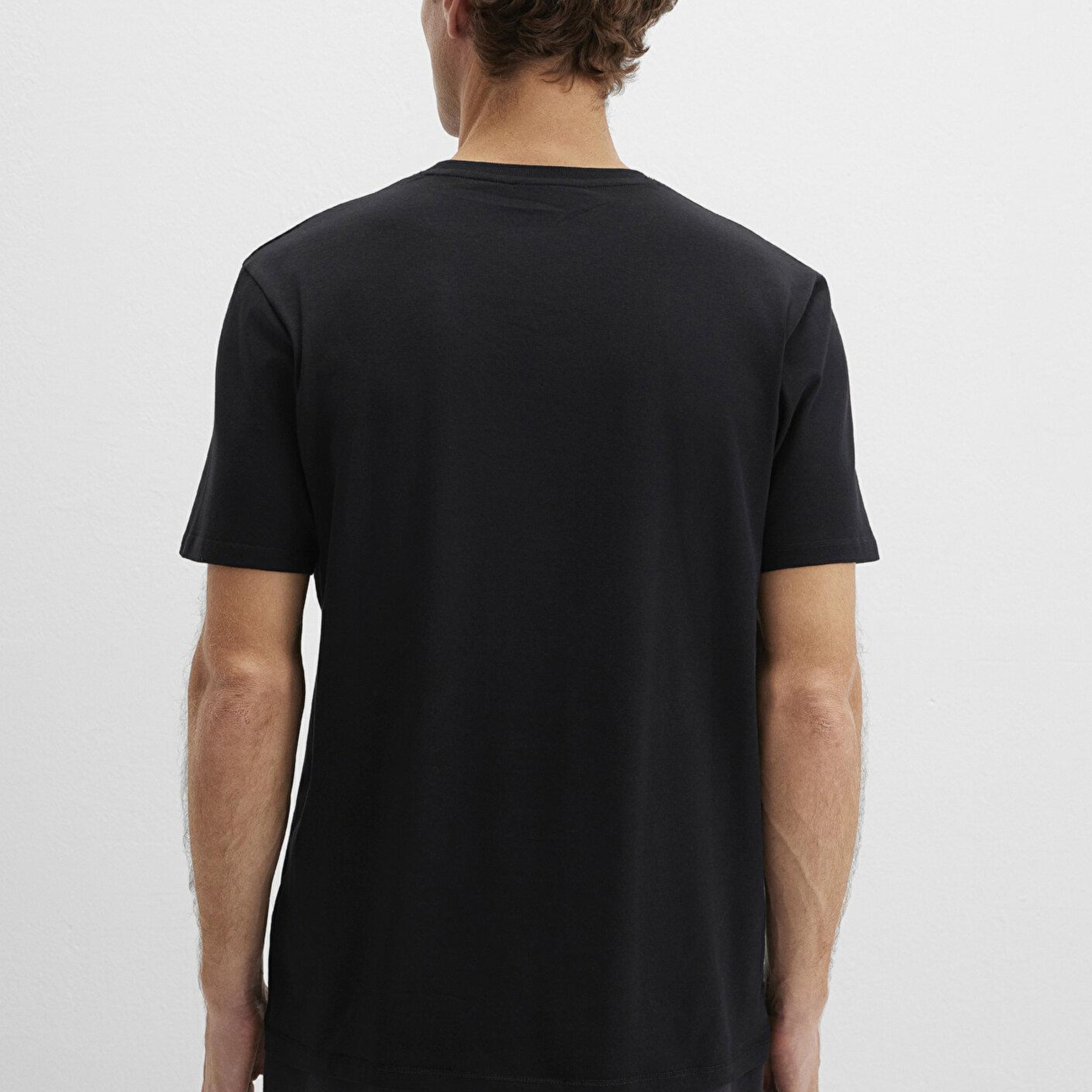 Mavi Stretch Siyah Basic Tişört Regular Fit / Normal Kesim 0610252-900