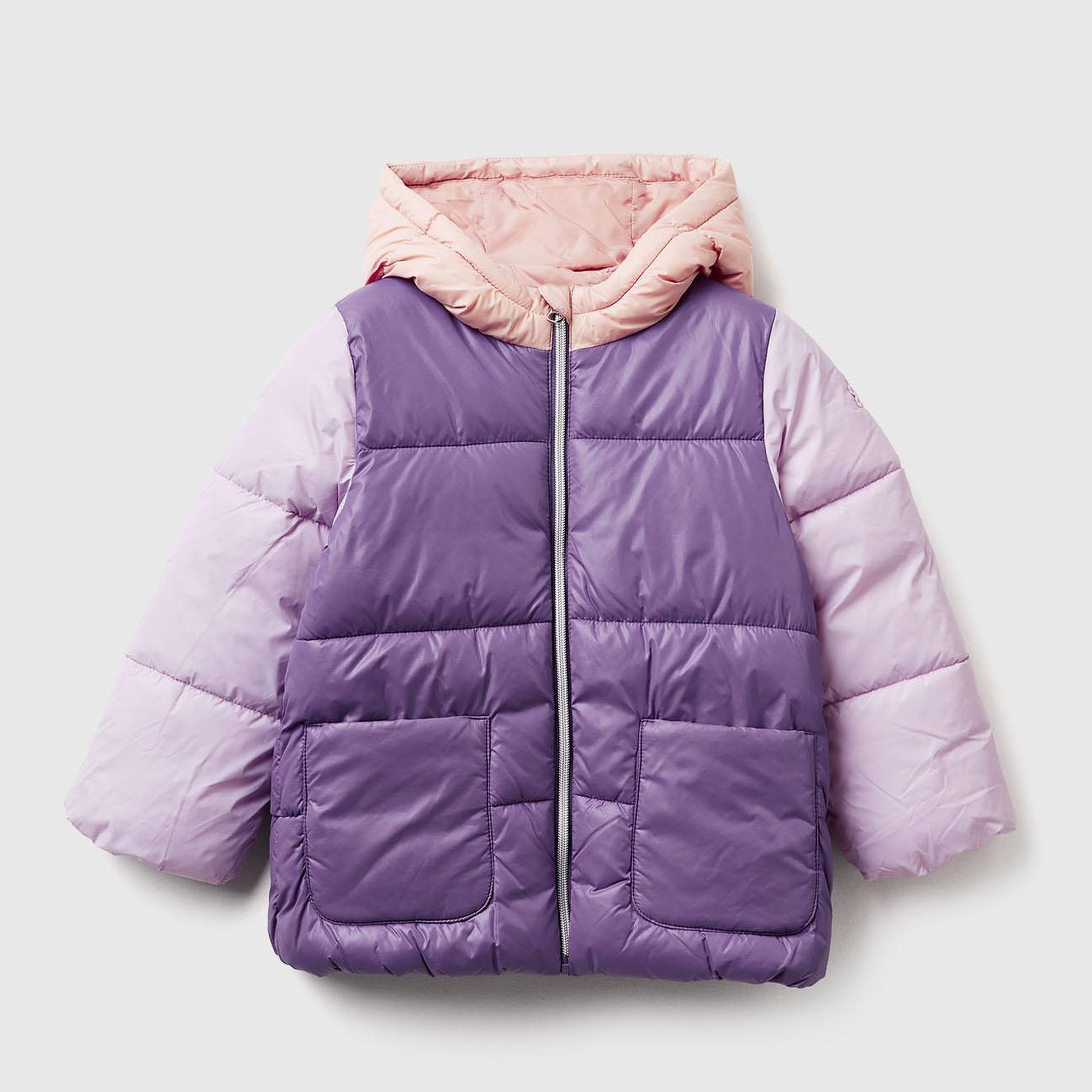 Kız Çocuk Beyaz Mix Kolu Logo Detaylı Yama Cepli Kapüşonlu Sentetik Dolgulu Mont