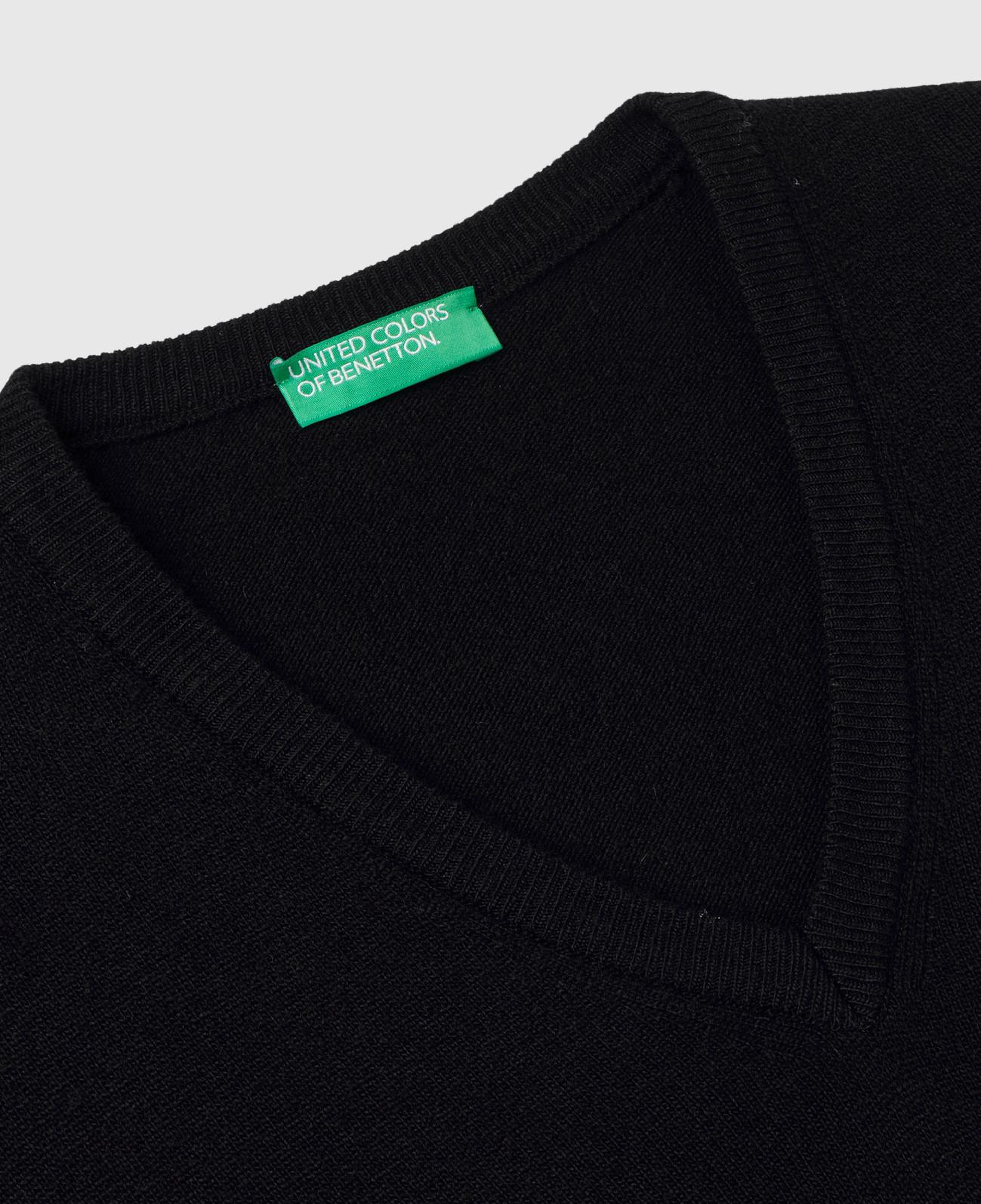 Erkek Siyah V Yaka %100 Merino Kazak
