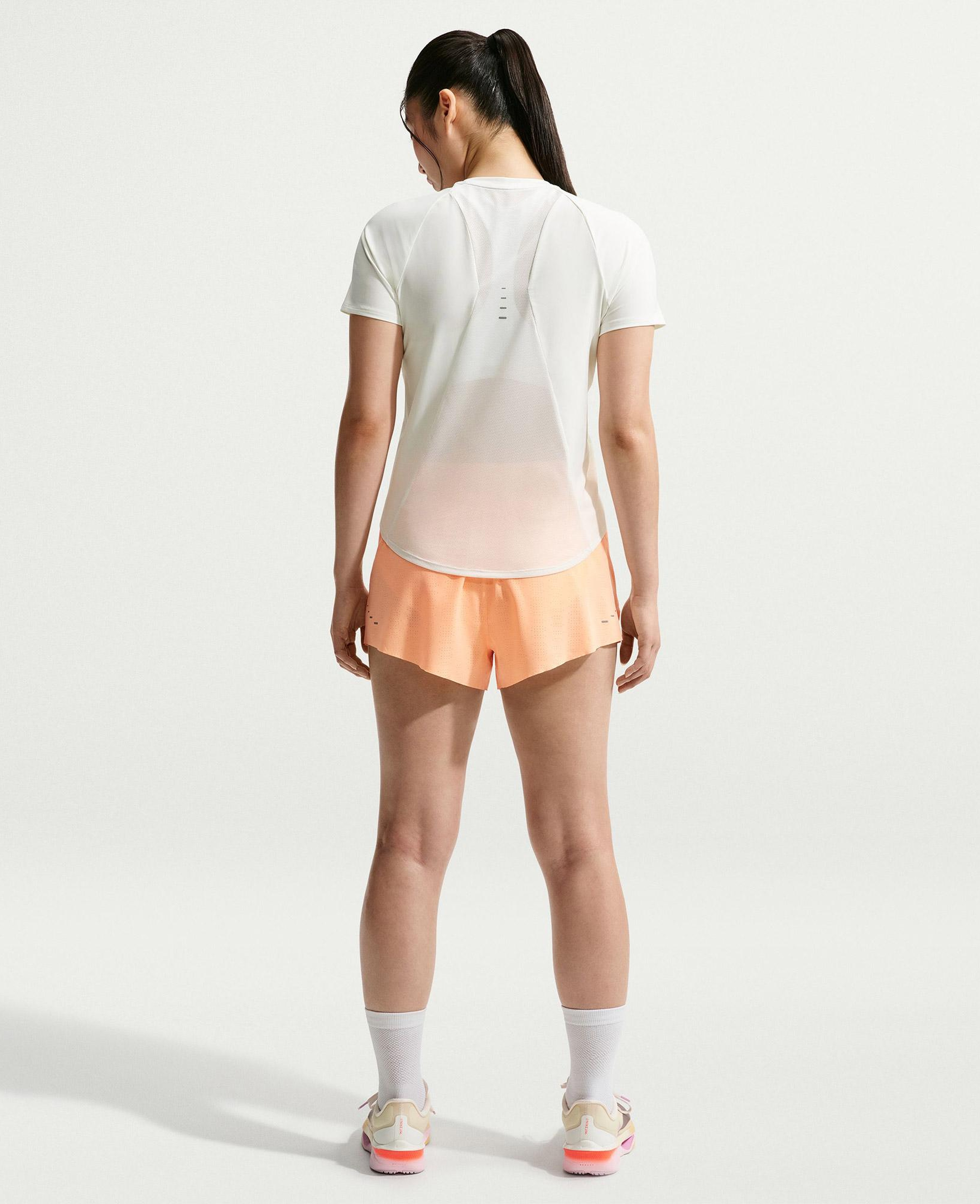 Nike Swift Dri-Fit Kadın Beyaz T-Shirt