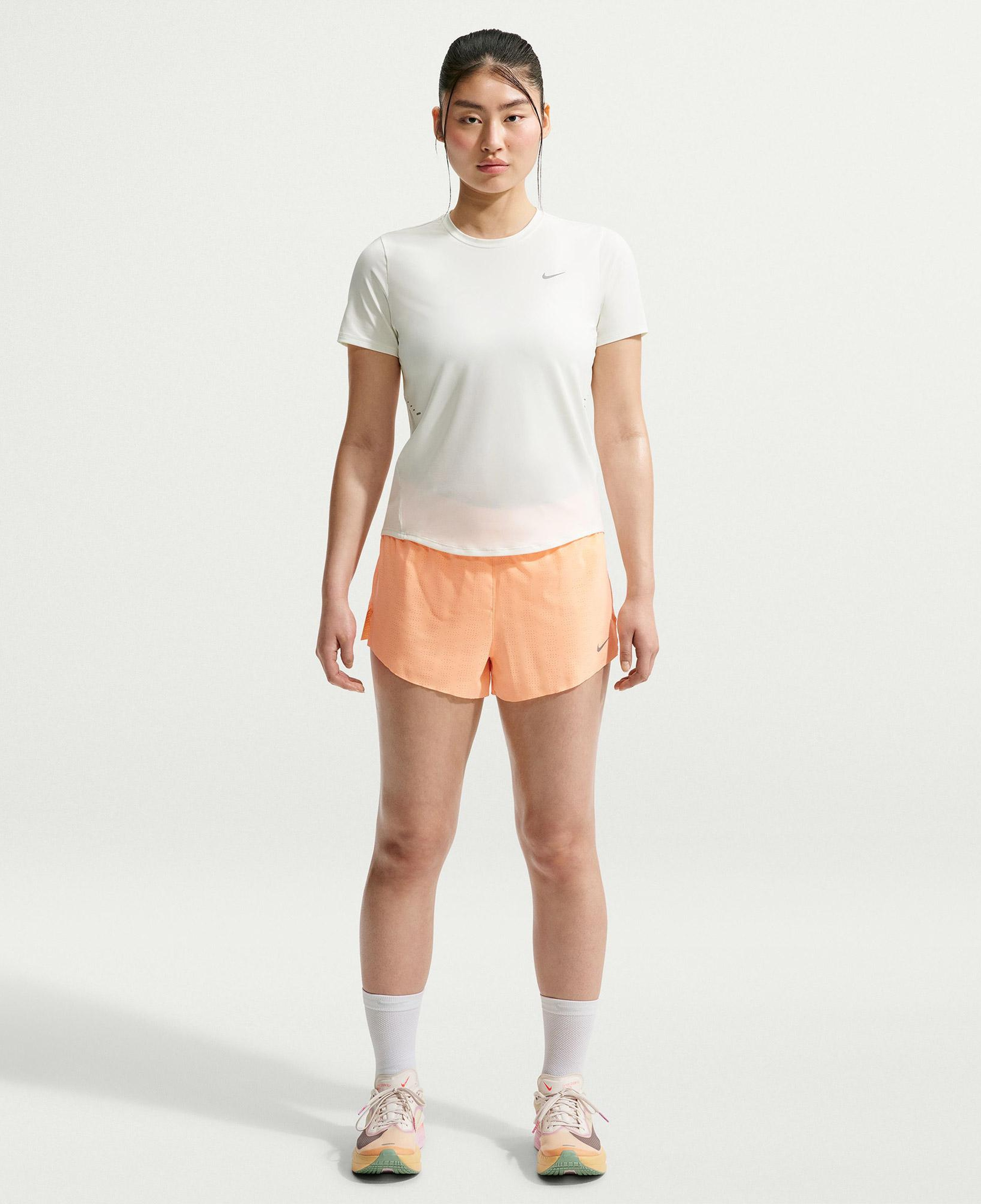 Nike Swift Dri-Fit Kadın Beyaz T-Shirt