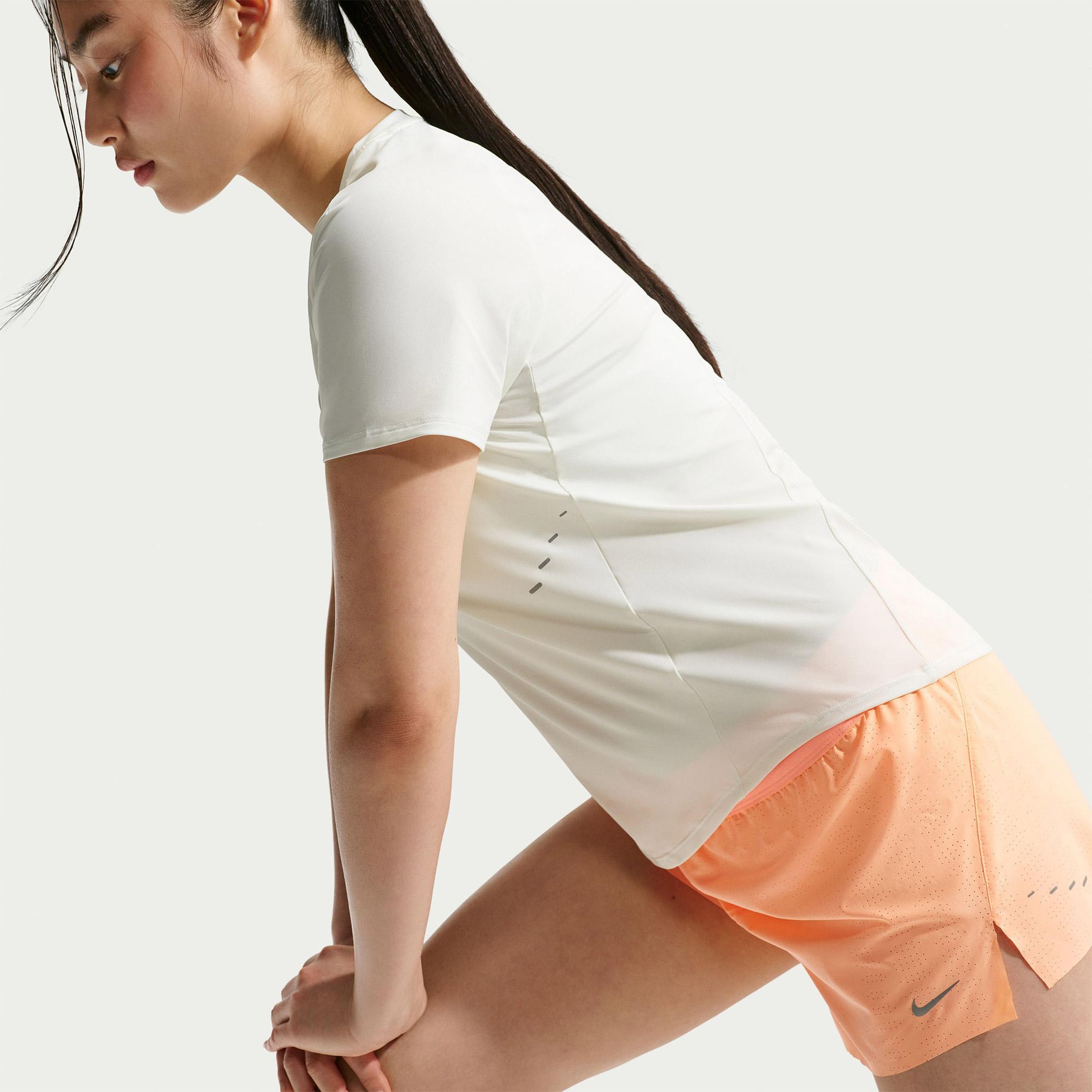 Nike Swift Dri-Fit Kadın Beyaz T-Shirt