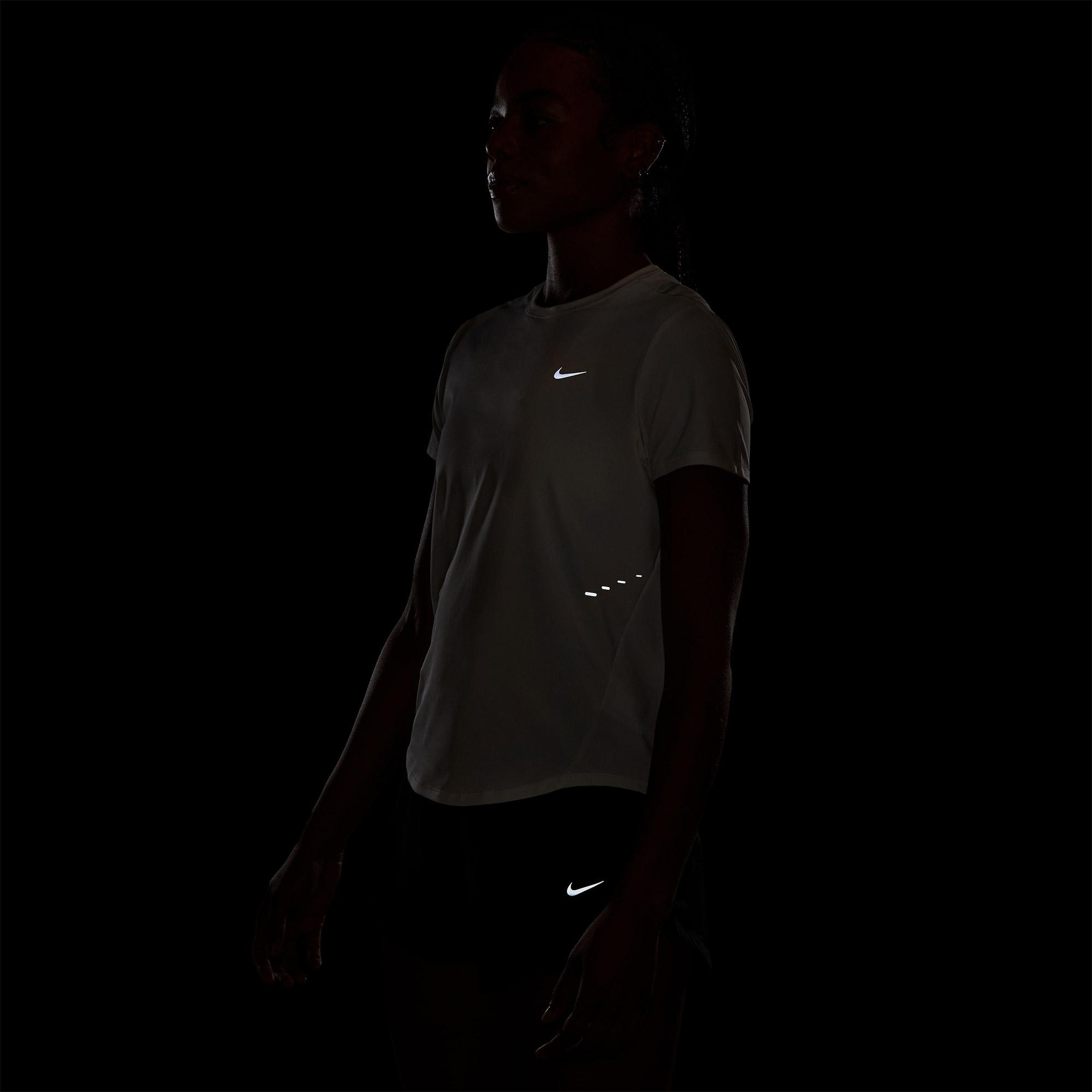 Nike Swift Dri-Fit Kadın Beyaz T-Shirt